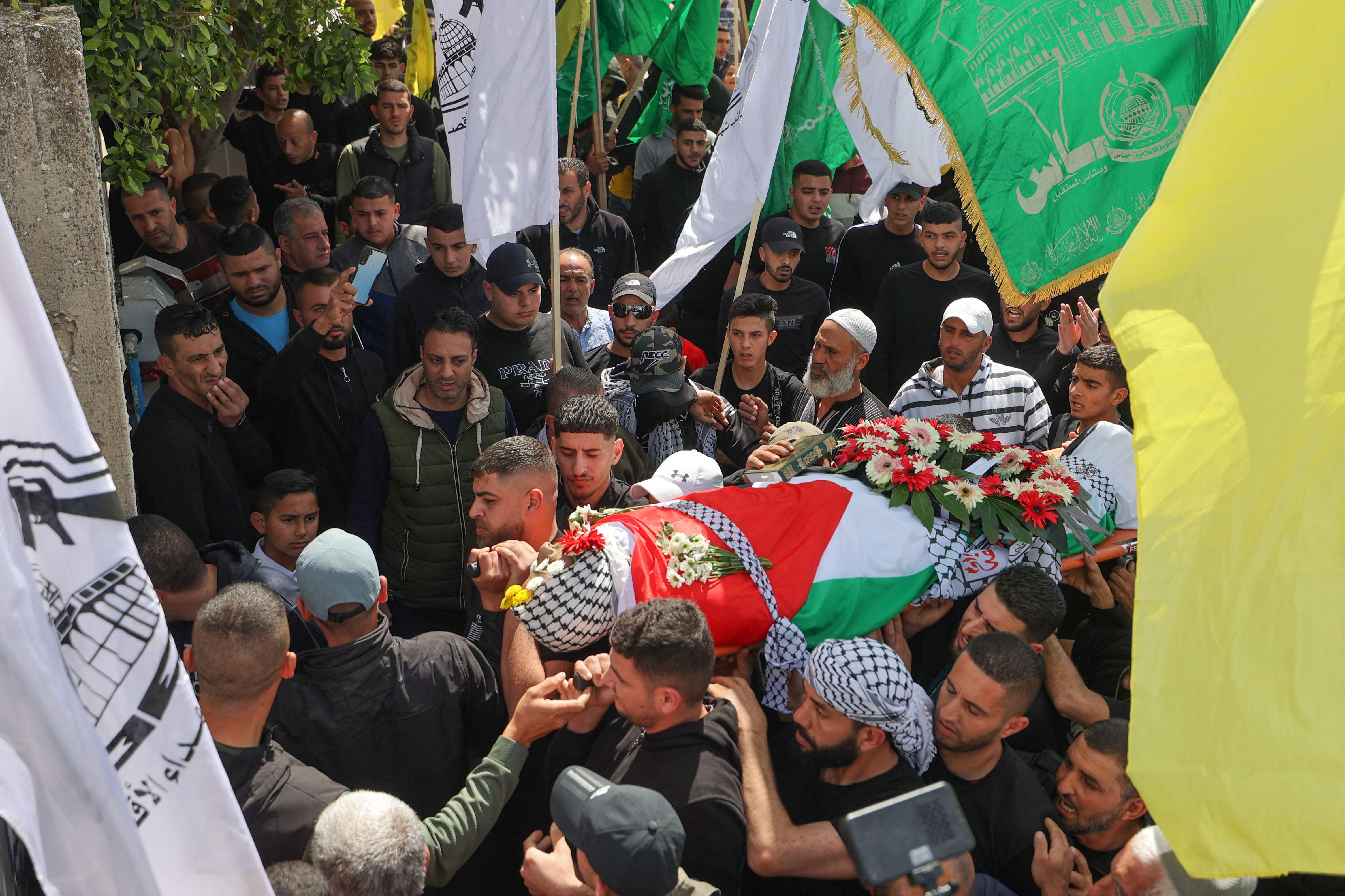 وداع مؤثر للشهيد يزن خصيب في طولكرم والذي استشهد أمس قرب رام الله .. تصوير: "الفرنسية"