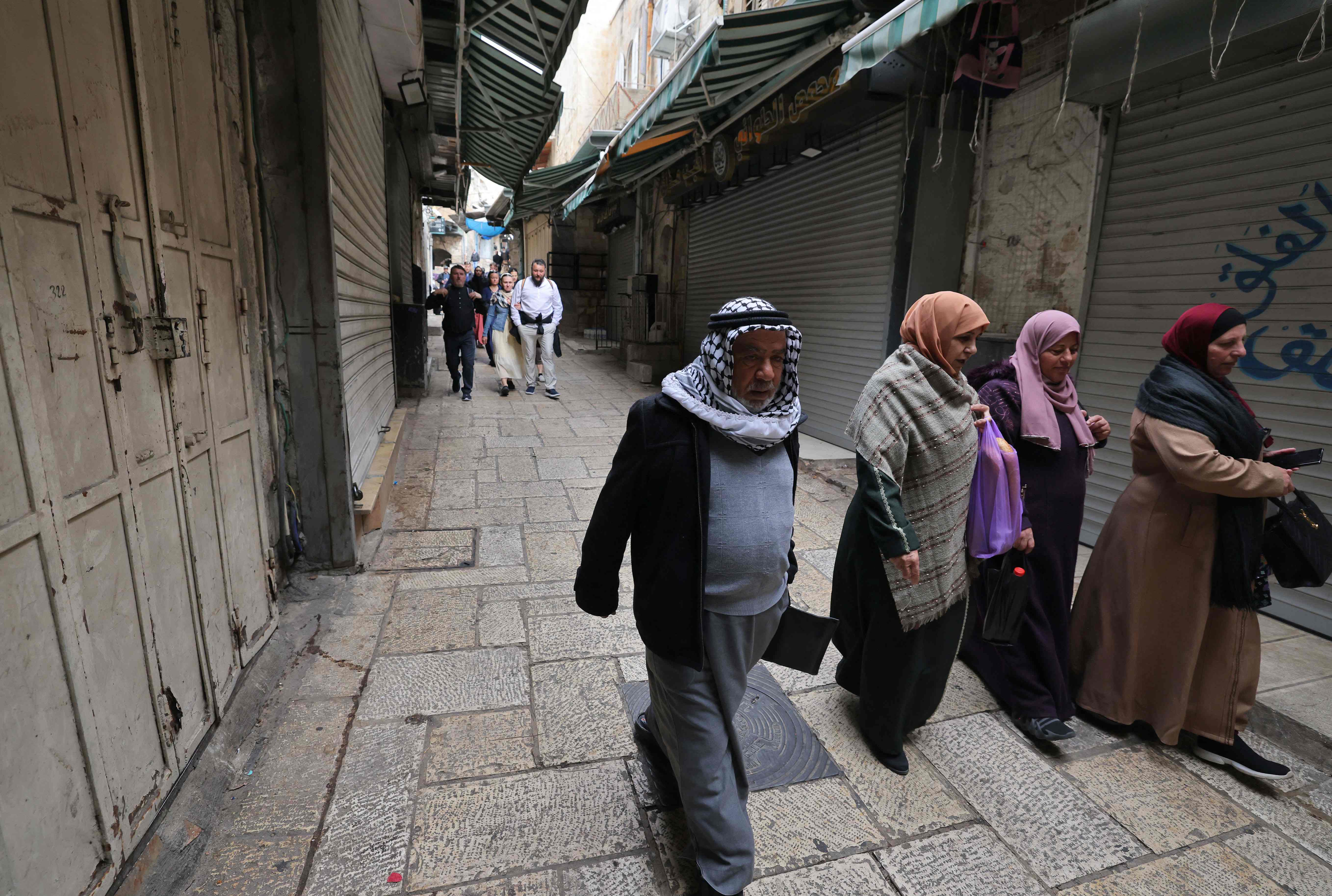 إضراب شامل يعم الأراضي الفلسطينية حدادًا على أراوح شهداء مجزرة نابلس .. تصوير: "الفرنسية"