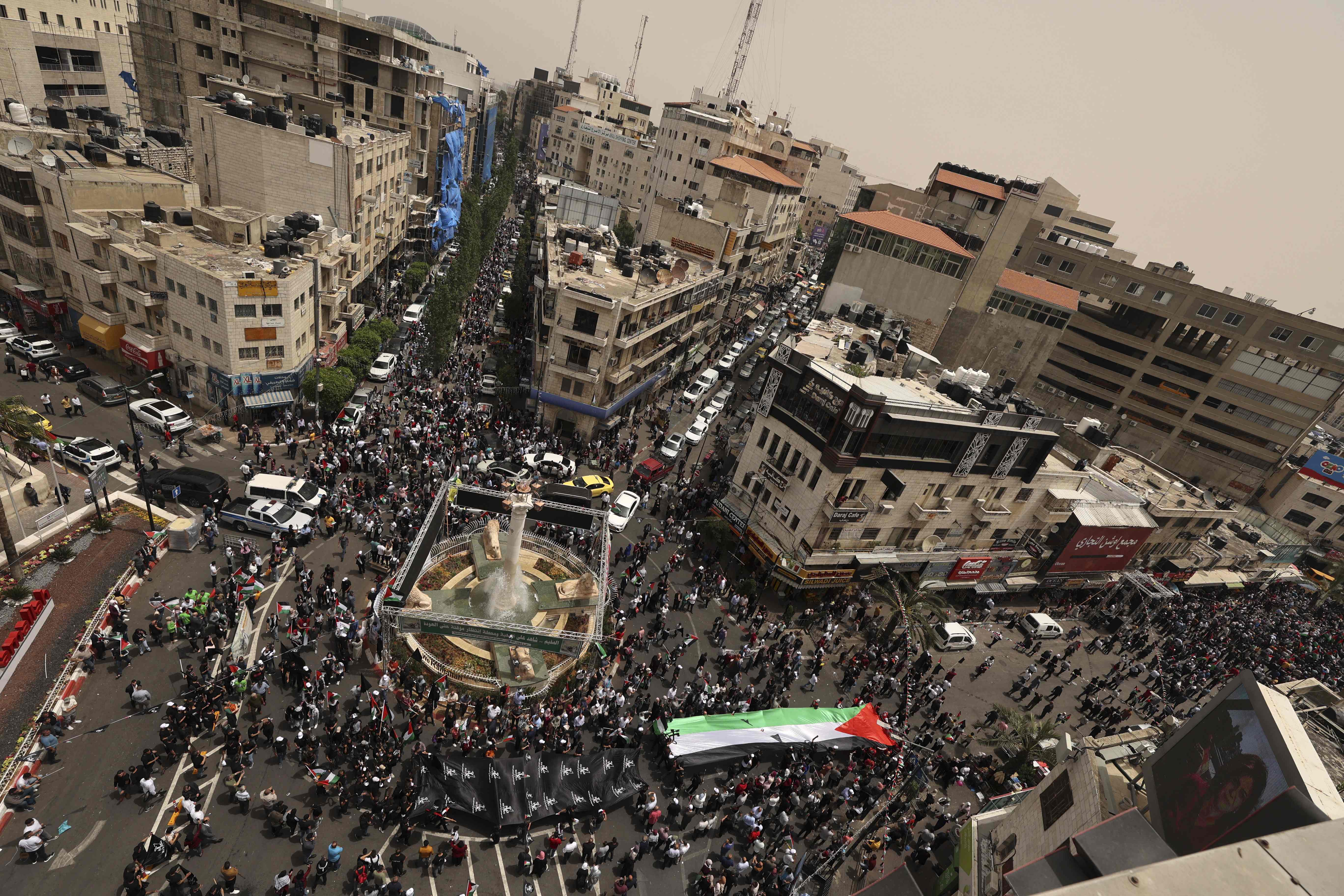 فلسطينيون في رام الله يحيون ذكرى النكبة الـ 74 .. تصوير: "الفرنسية"