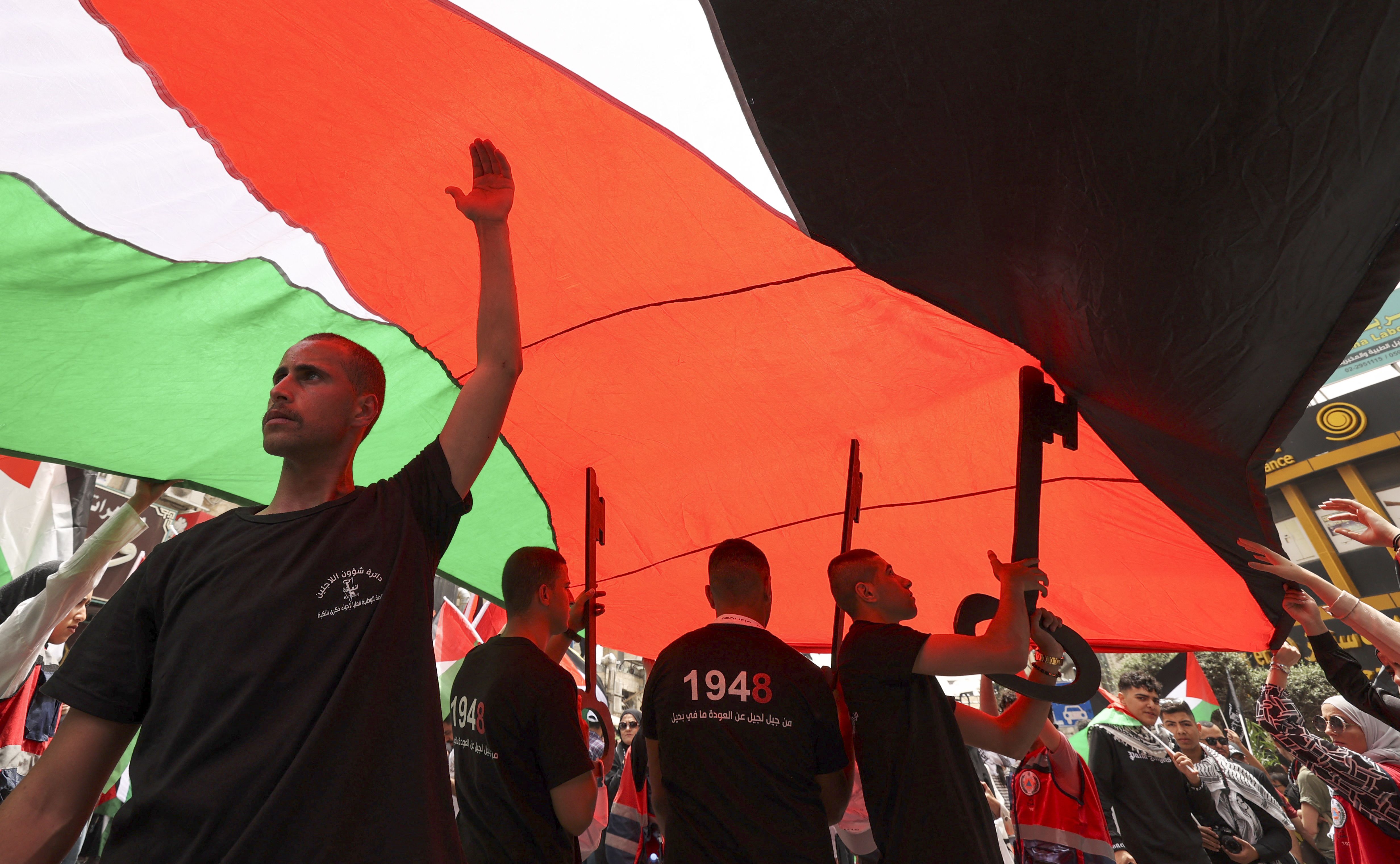 فلسطينيون في رام الله يحيون ذكرى النكبة الـ 74 .. تصوير: "الفرنسية"