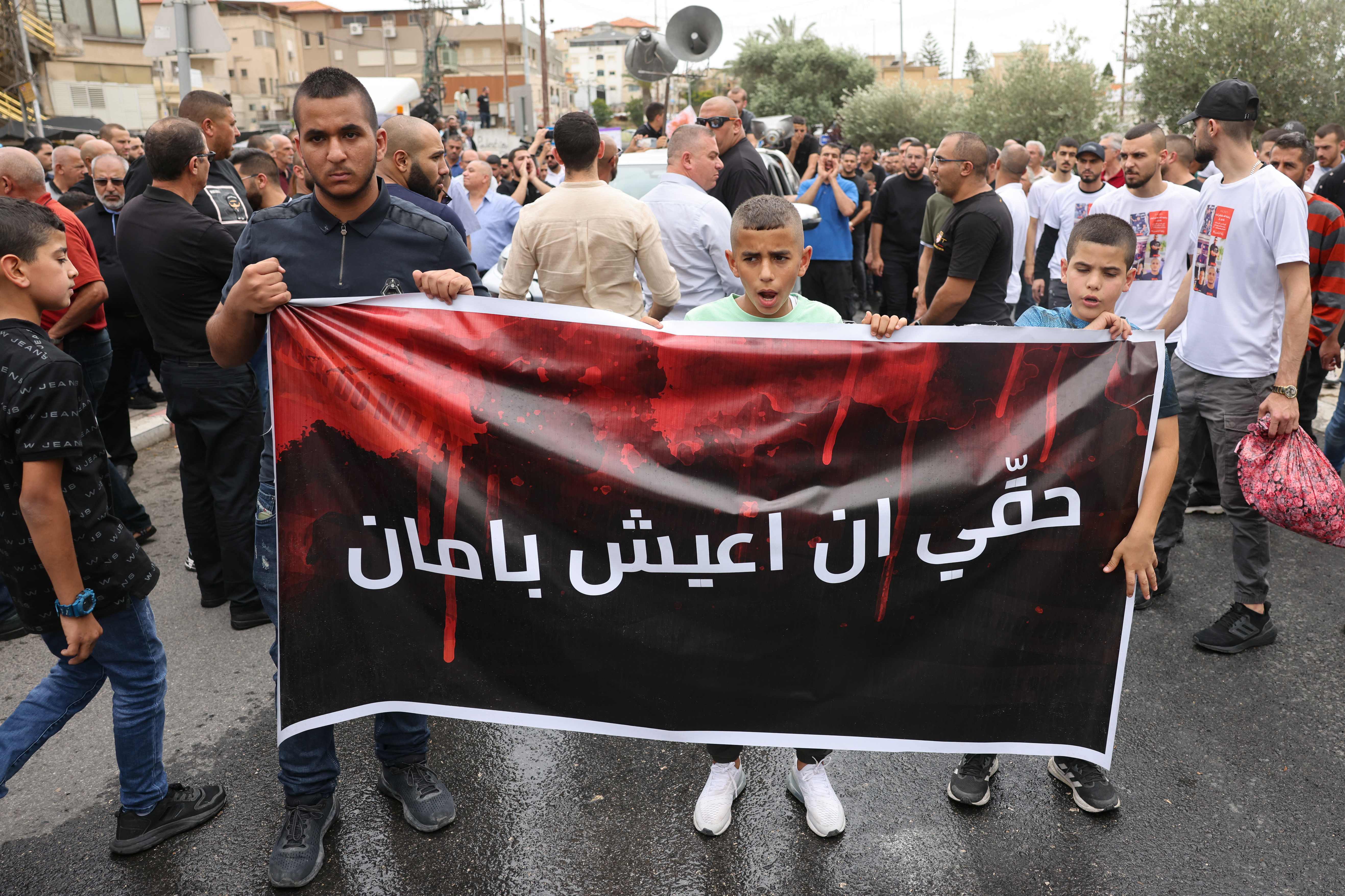 غضب في أوساط فلسطينيي الداخل تنديدًا بجرائم القتل .. تصوير: "الفرنسية"