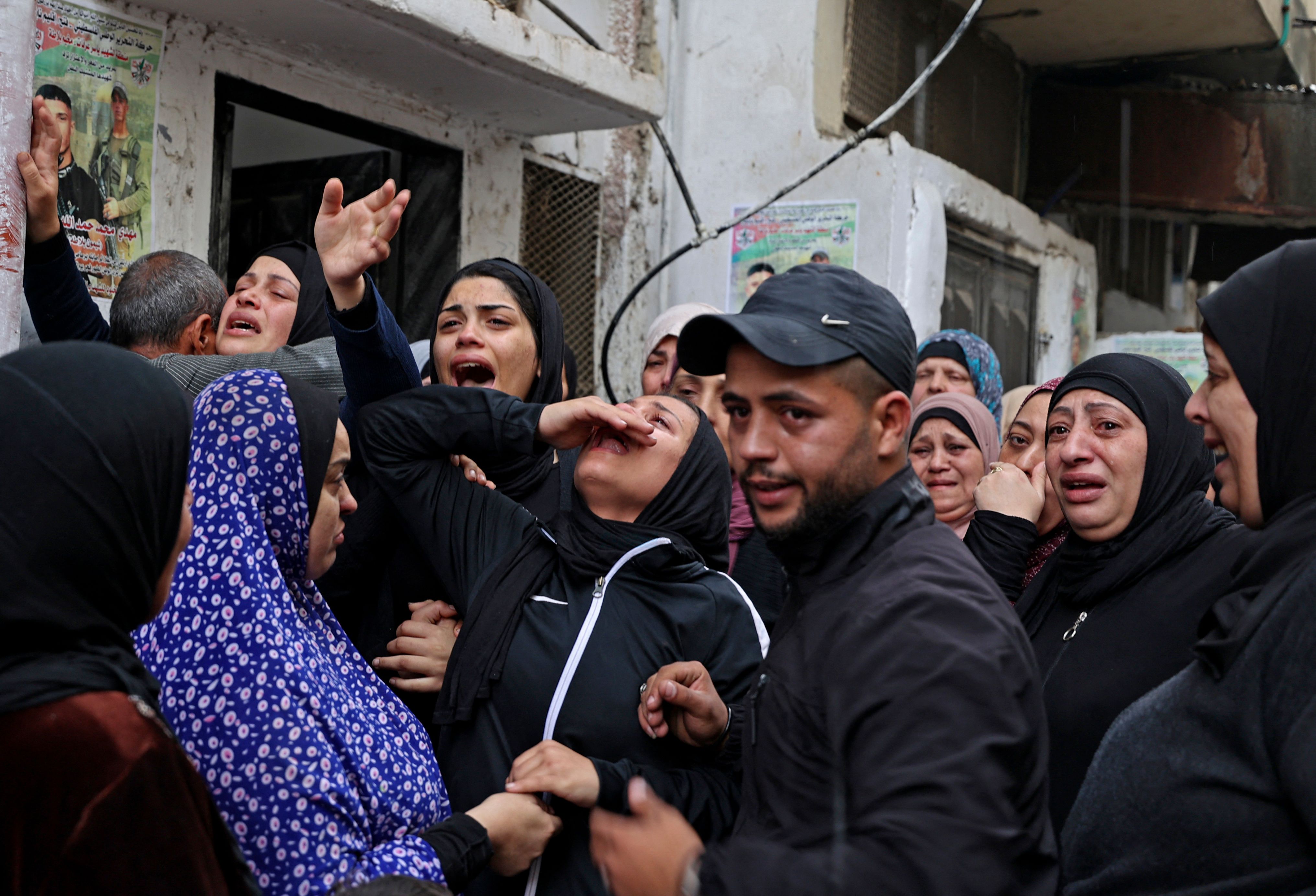 من تشييع الشهيد مهدي حشاش في مخيم بلاطة شرق نابلس .. تصوير: "الفرنسية"