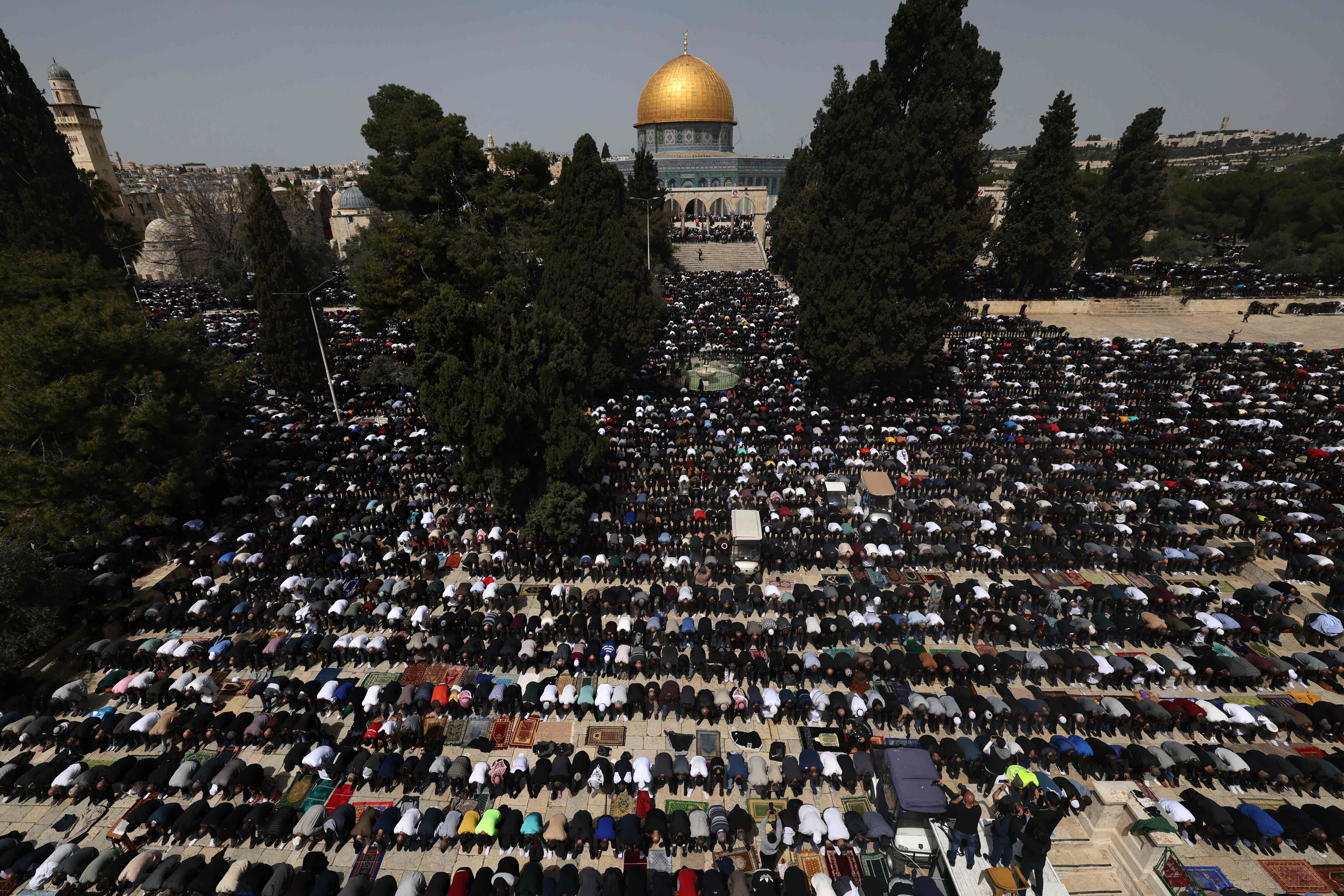 100 ألف فلسطيني أدوا صلاة الجمعة الأولى من شهر رمضان في المسجد الأقصى .. تصوير: "الفرنسية"