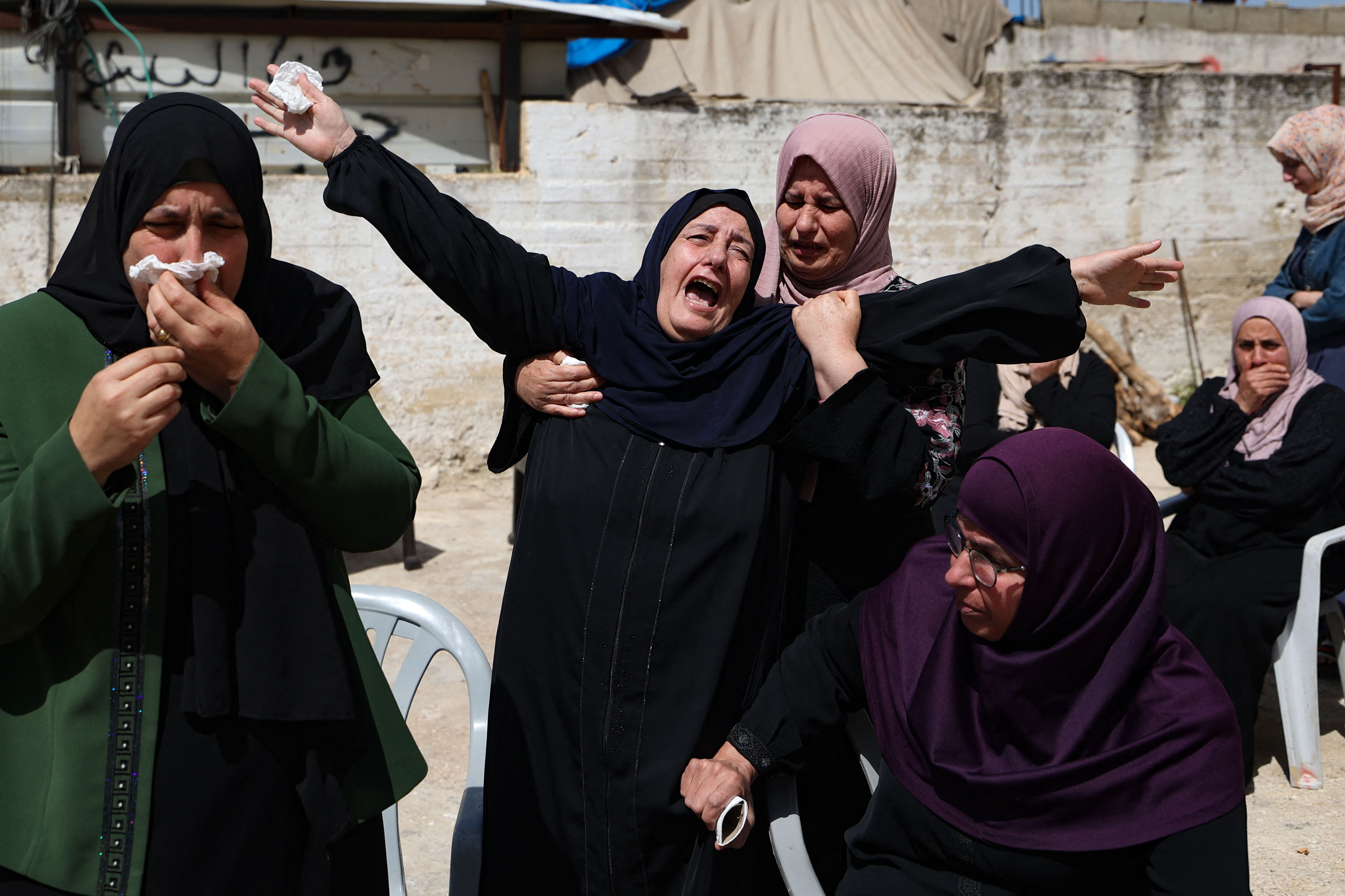 وداع مؤثر للشهيد يزن خصيب في طولكرم والذي استشهد أمس قرب رام الله .. تصوير: "الفرنسية"