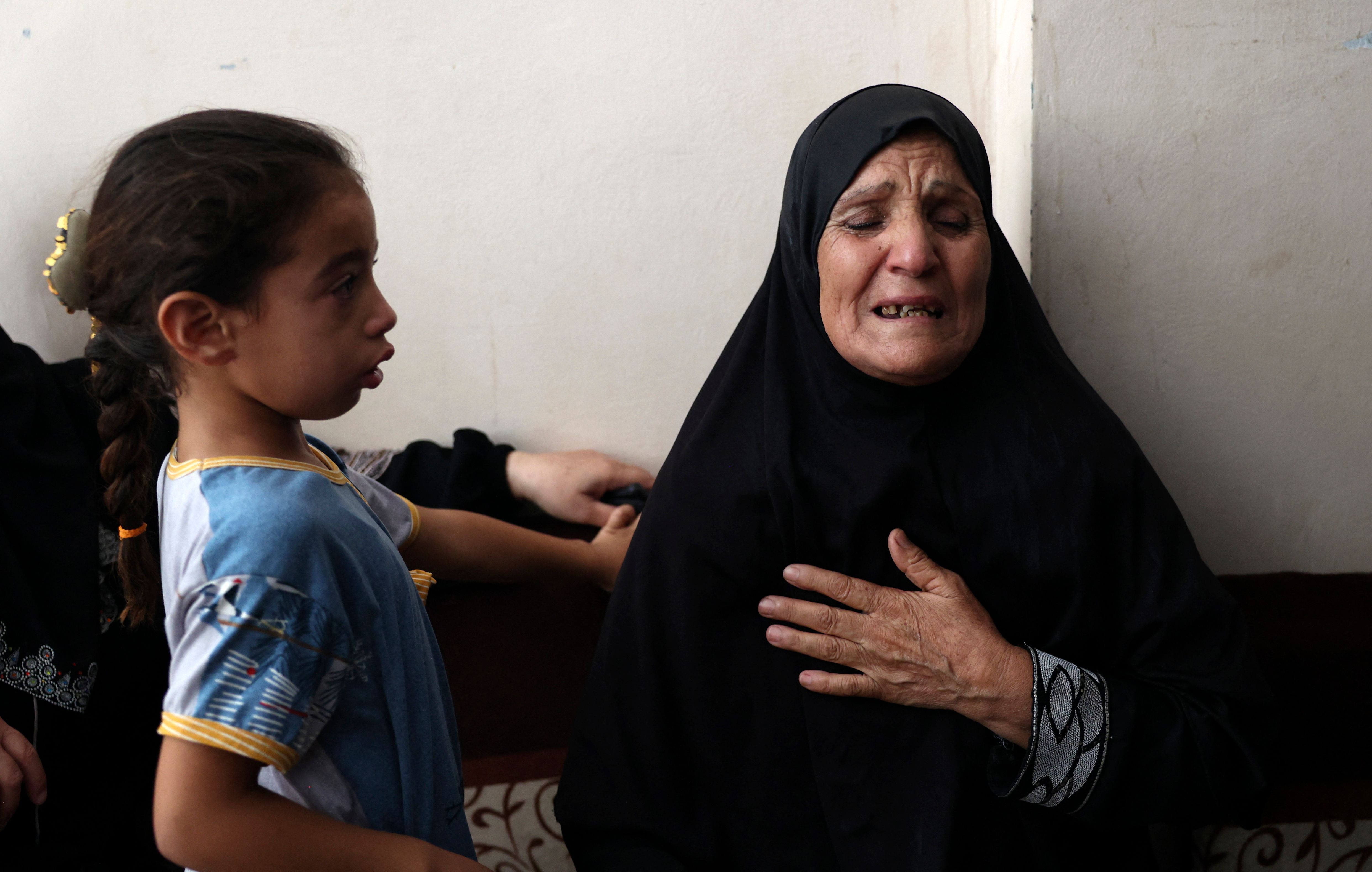 حزن يخيم على عائلة الشهيدة ليان الشاعر في خانيونس خلال تشييعها .. تصوير: "الفرنسية"