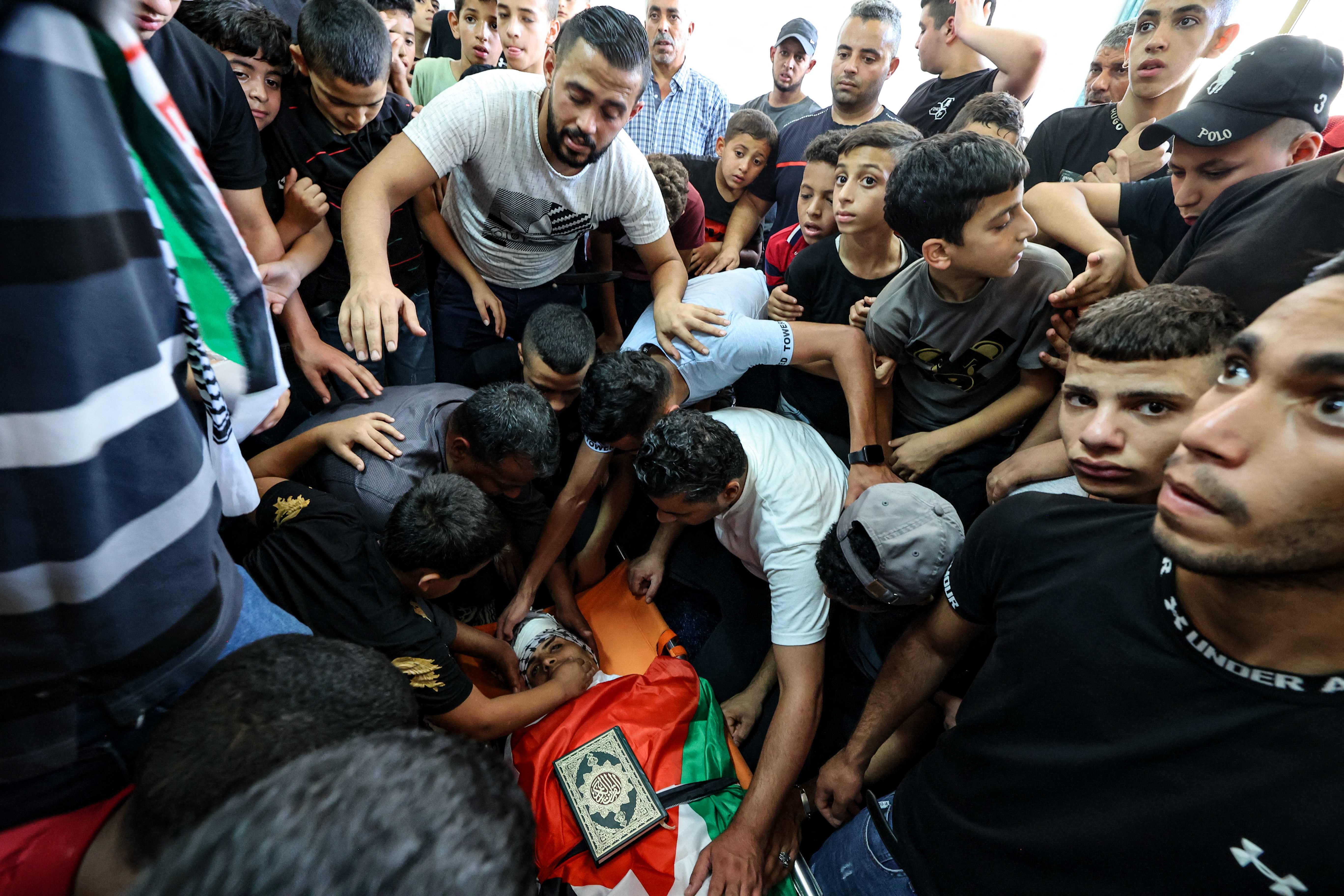 من تشييع الشهيد وسيم خليفة في نابلس .. تصوير: "الفرنسية"