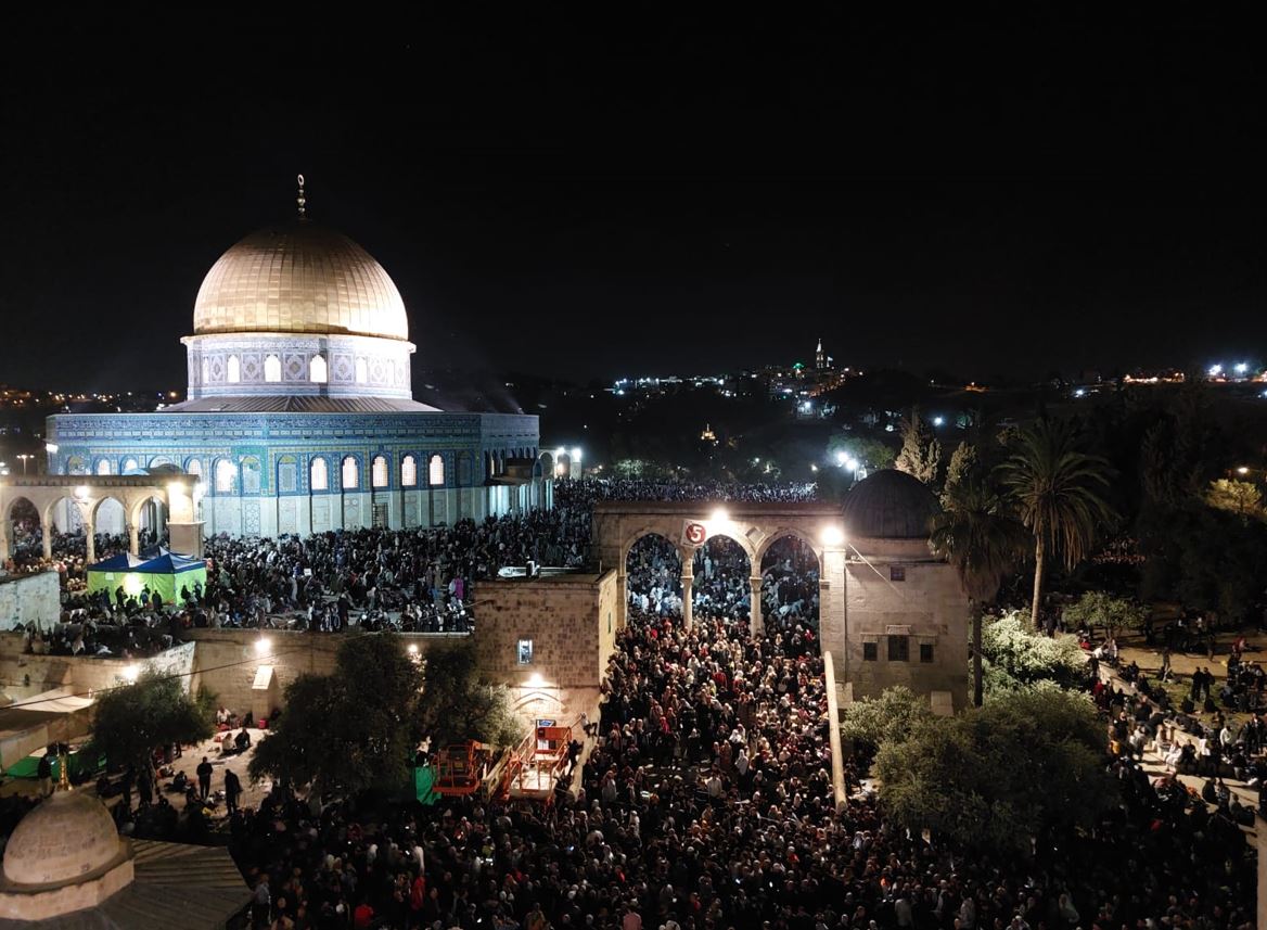 أكثر من ربع مليون فلسطيني يحيون ليلة القدس بالأقصى .. عدسة الزميل: أحمد الأطرش