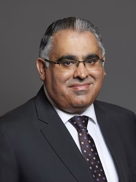 طاهر علي :  سياسي بريطاني وعضو في مجلس العموم عن حزب العمال