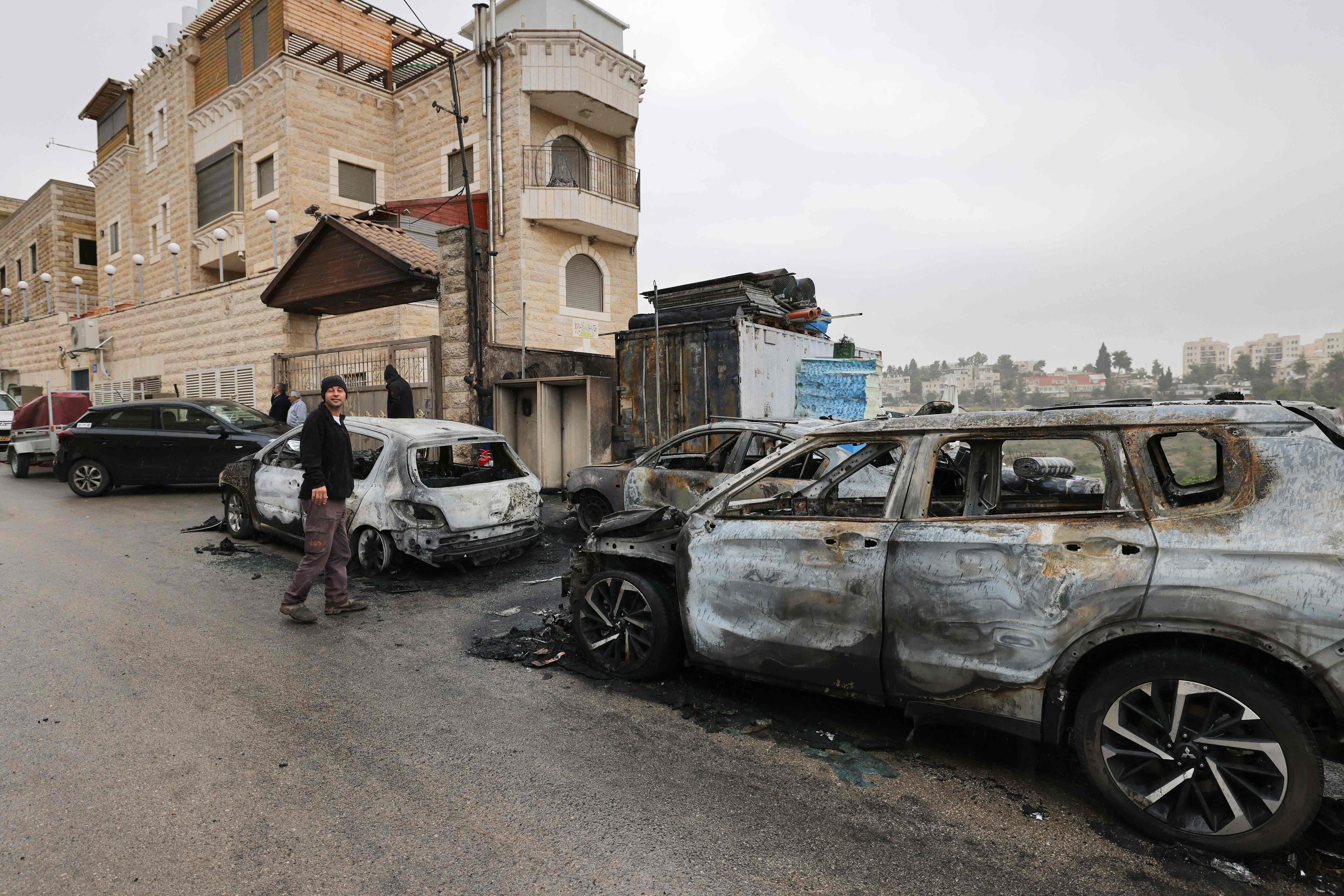 مستوطنون يحرقون 8 مركبات في القدس المحتلة .. تصوير: "الفرنسية"
