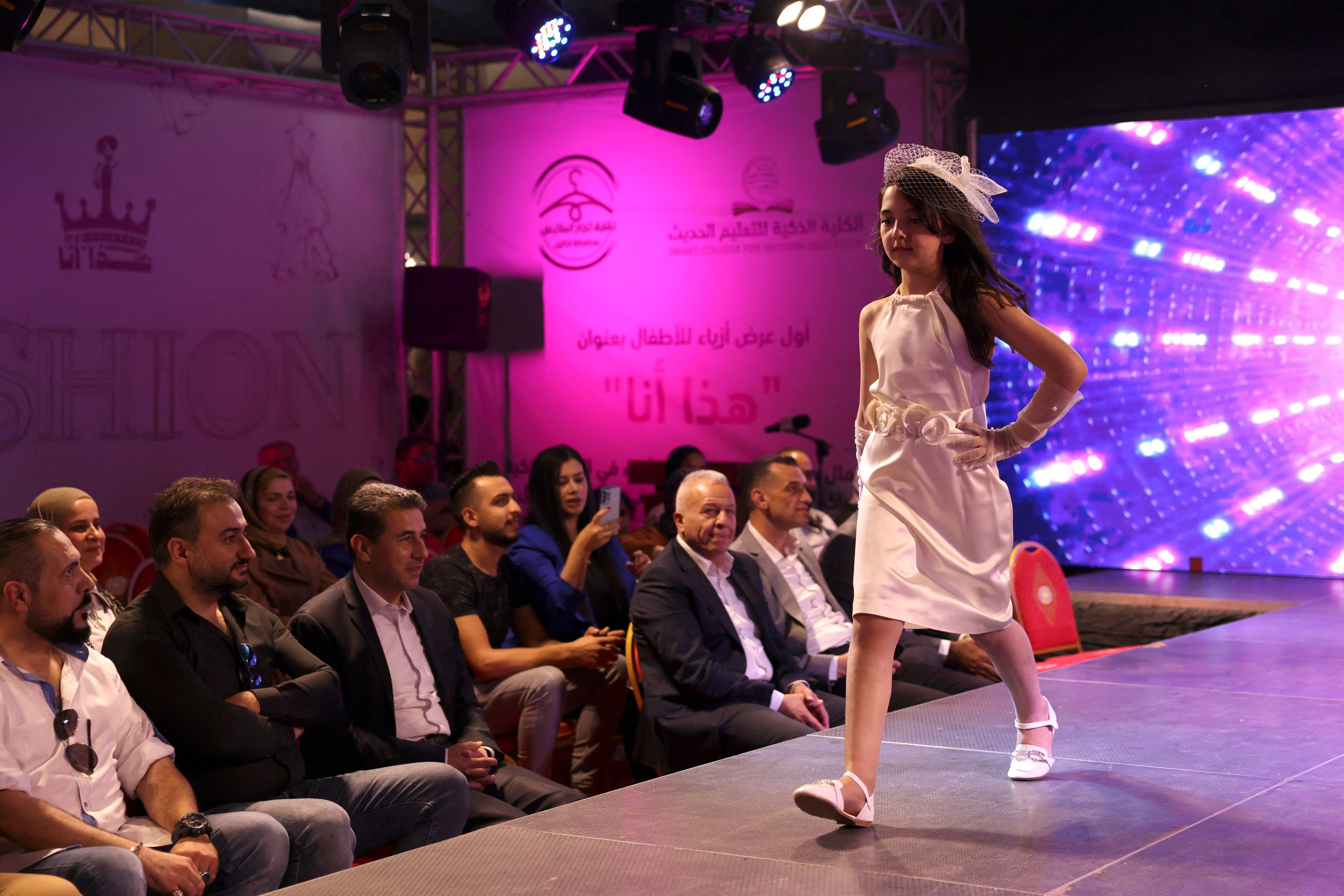 عرض أزياء للأطفال في الخليل من تصميم فلسطيني خالص .. تصوير: "الفرنسية"
