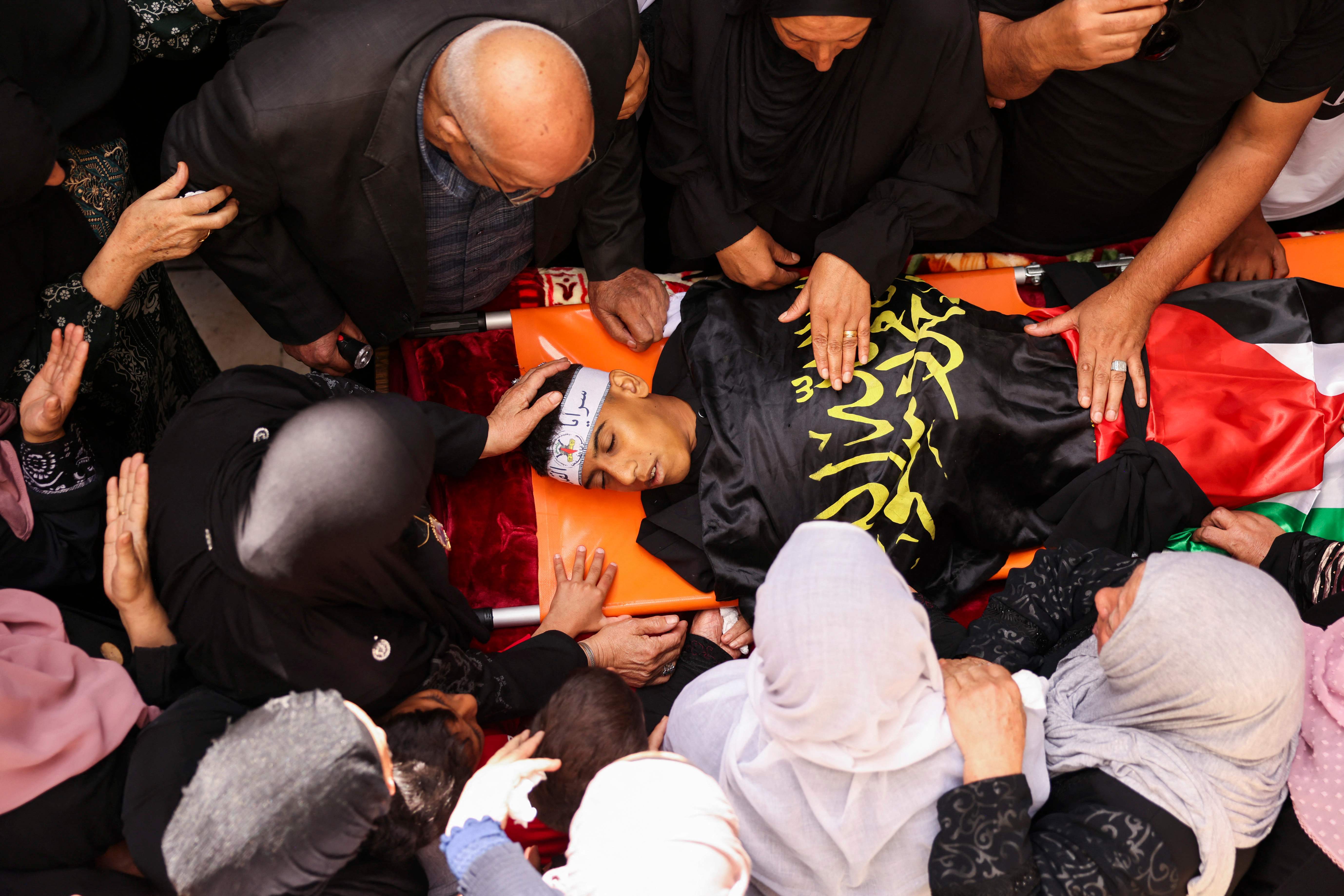من تشييع الشهيد الفتى ميلاد الراعي في الخليل .. تصوير: "الفرنسية"