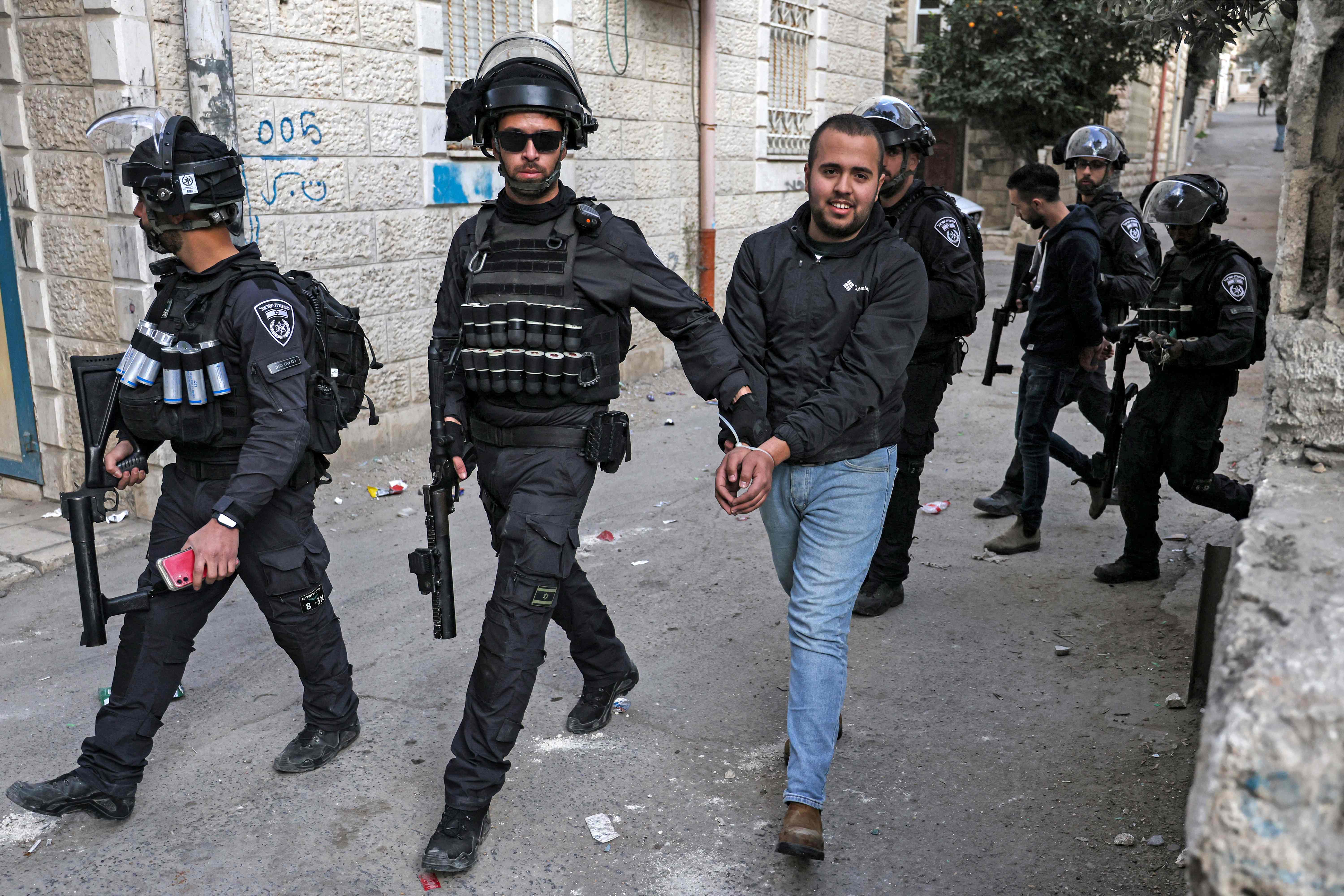 اقتحام الاحتلال لمخيم قلنديا ولحظة إصابة الفتى محمد علي الذي استشهد لاحقًا .. تصوير: "الفرنسية"