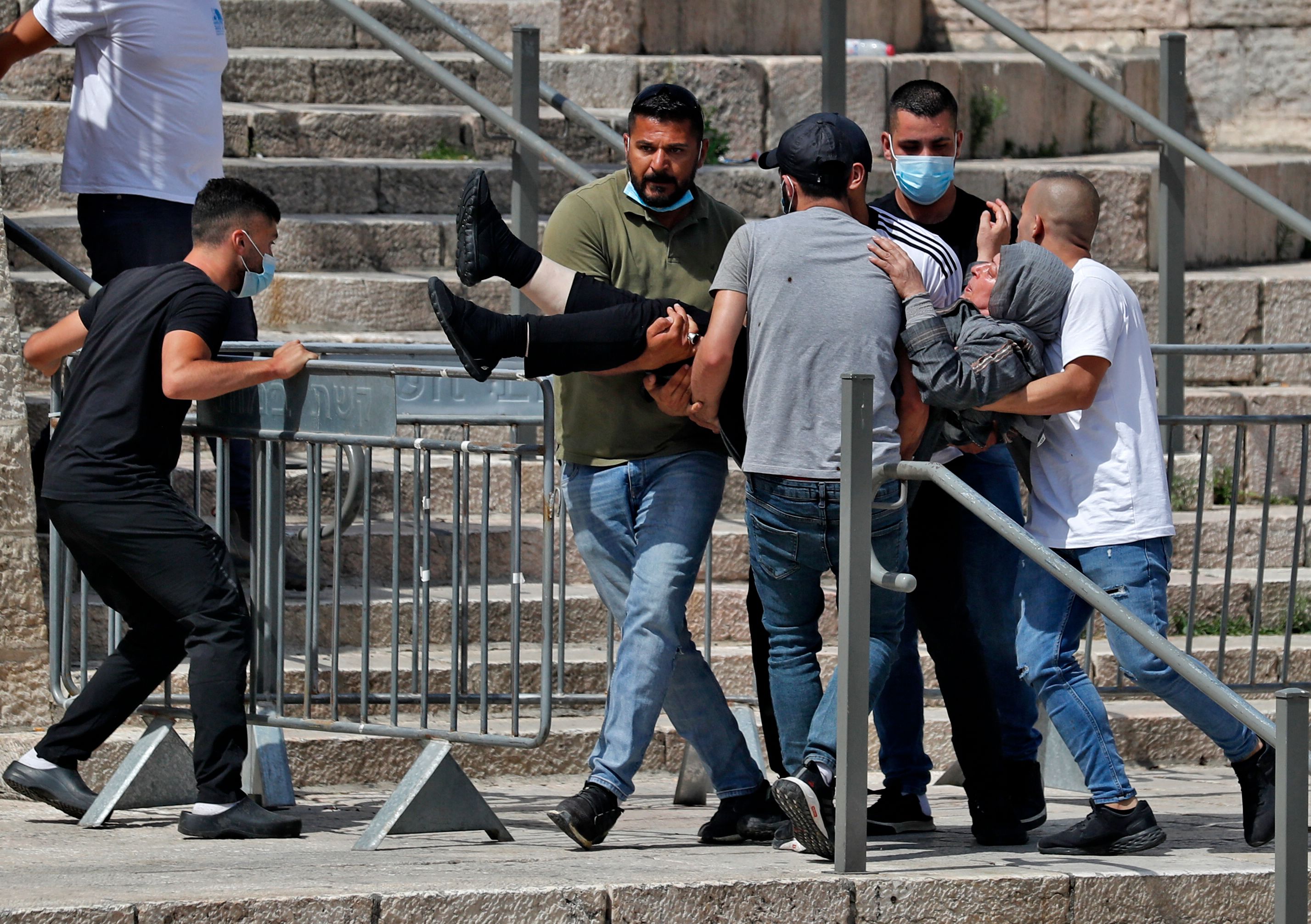 نقل إصابة لسيدة جراء اعتداءات الاحتلال في القدس .. تصوير: "الفرنسية"