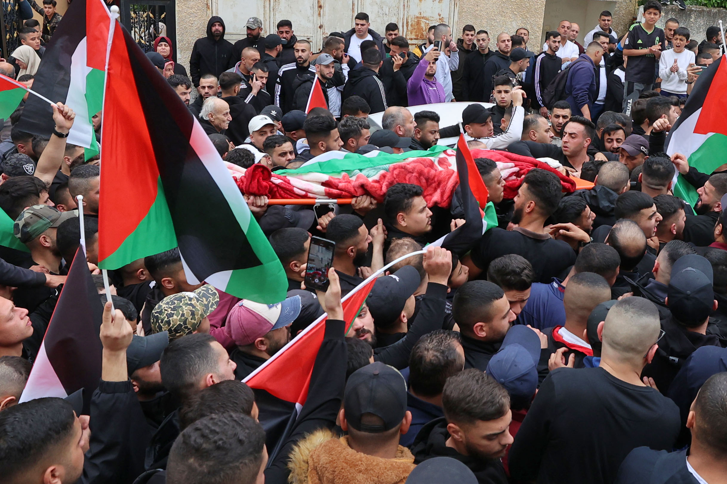 من تشييع الشهيد أمير أبو خديجة في طولكرم .. تصوير: "الفرنسية"