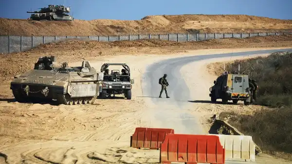 Clashes east of Khan Yunis in Gaza... and 4 Israeli soldiers were injured