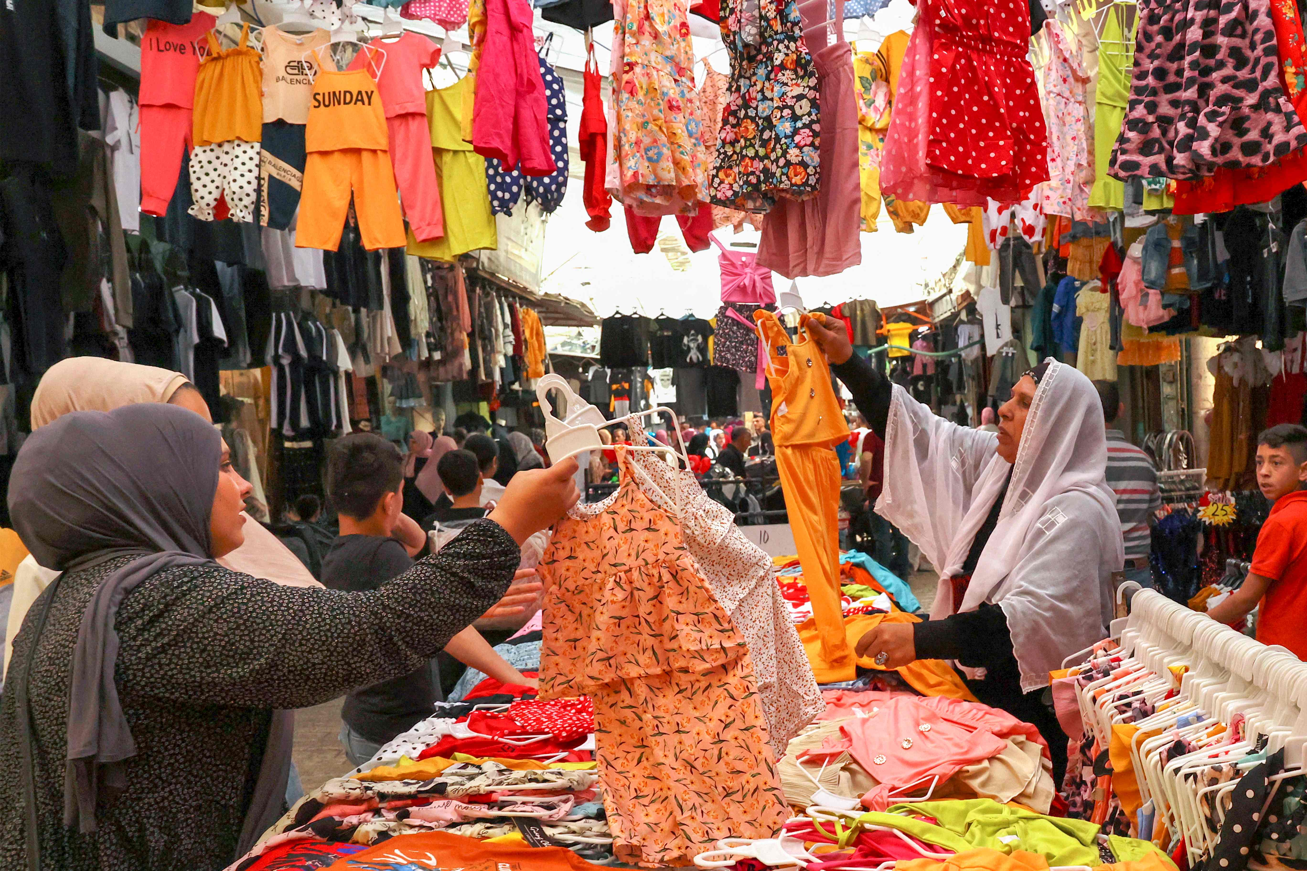ازدحام في الأسواق الفلسطينية قبل يوم من عيد الفطر السعيد .. تصوير: "الفرنسية"