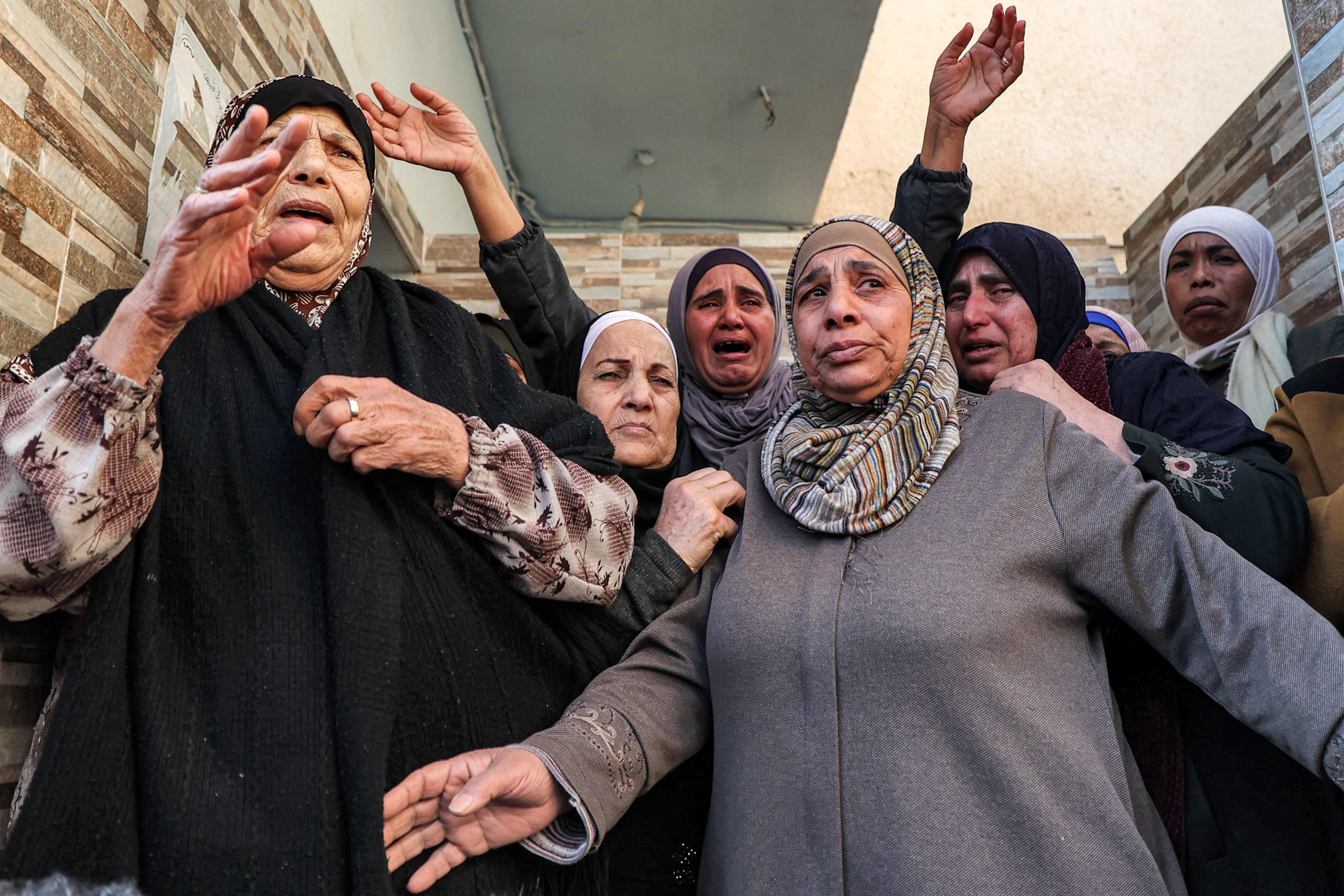 تشييع مؤثر للشهيد الفتى محمود العايدي في طوباس شمال الضفة الغربية .. تصوير: "الفرنسية"