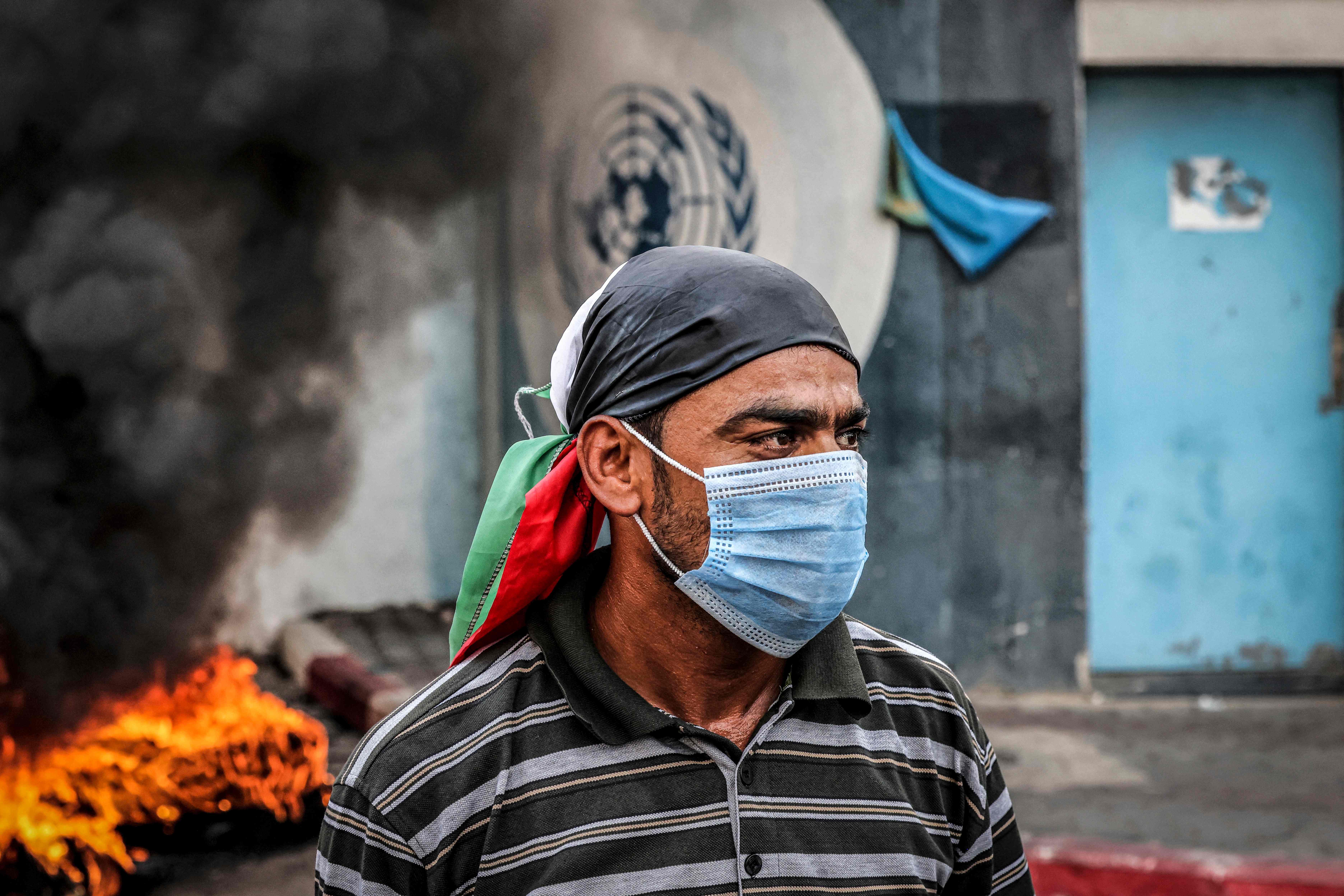 غزيون يتظاهرون احتجاجًا على عدم بناء الأونروا لمنازلهم المدمرة منذ حرب 2014 .. تصوير: "الفرنسية"