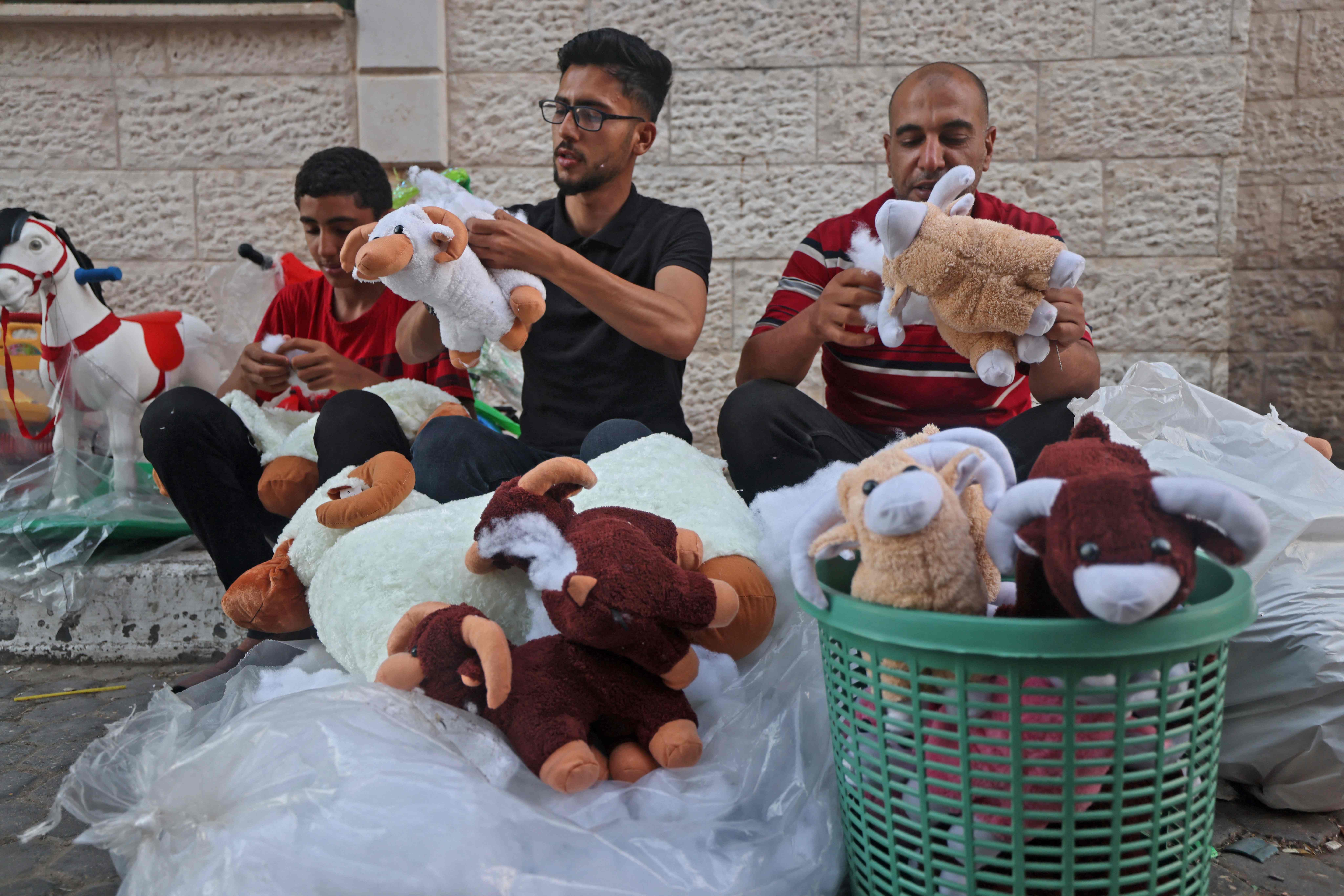 الغزيون يستعدون لاستقبال عيد الأضحى .. تصوير: "الفرنسية"