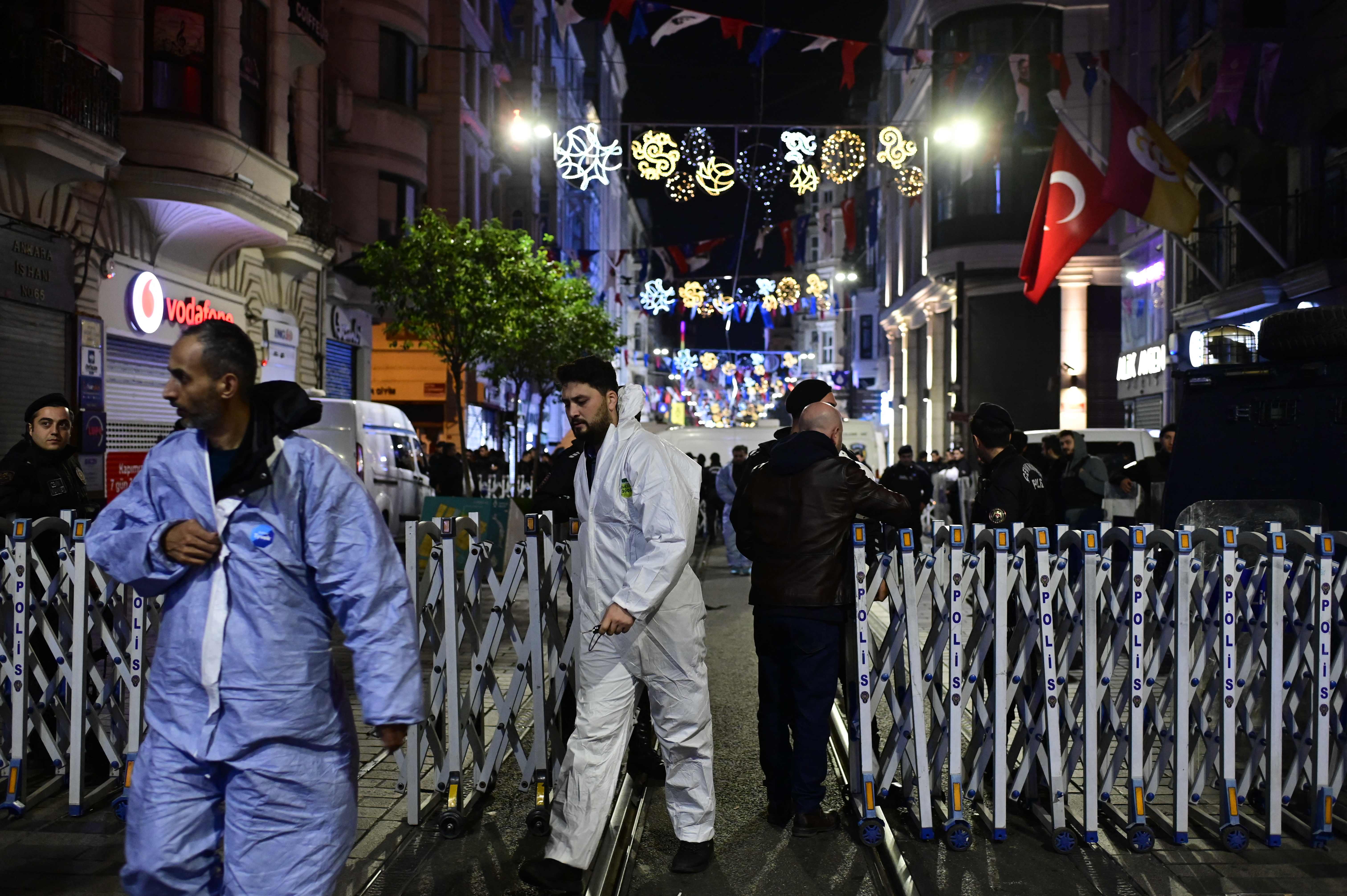 من مكان الهجوم التفجيري في اسطنبول .. تصوير: "الفرنسية"
