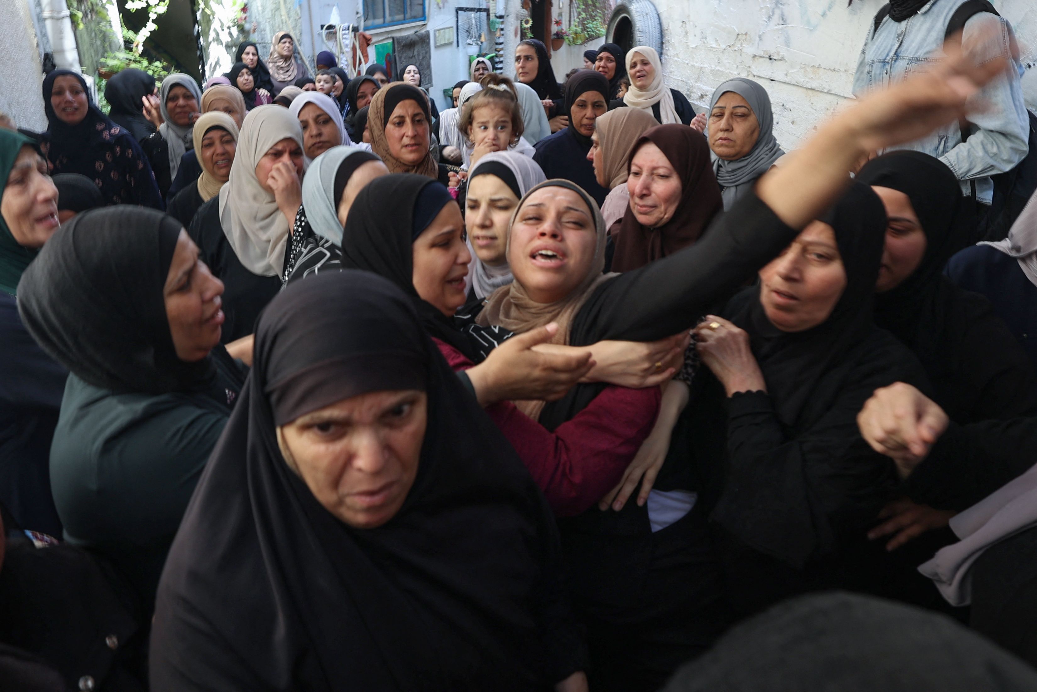 من تشييع الشهيدين أسيد أبو علي وعبدالرحمن أبو دغش من طولكرم .. تصوير: "الفرنسية"