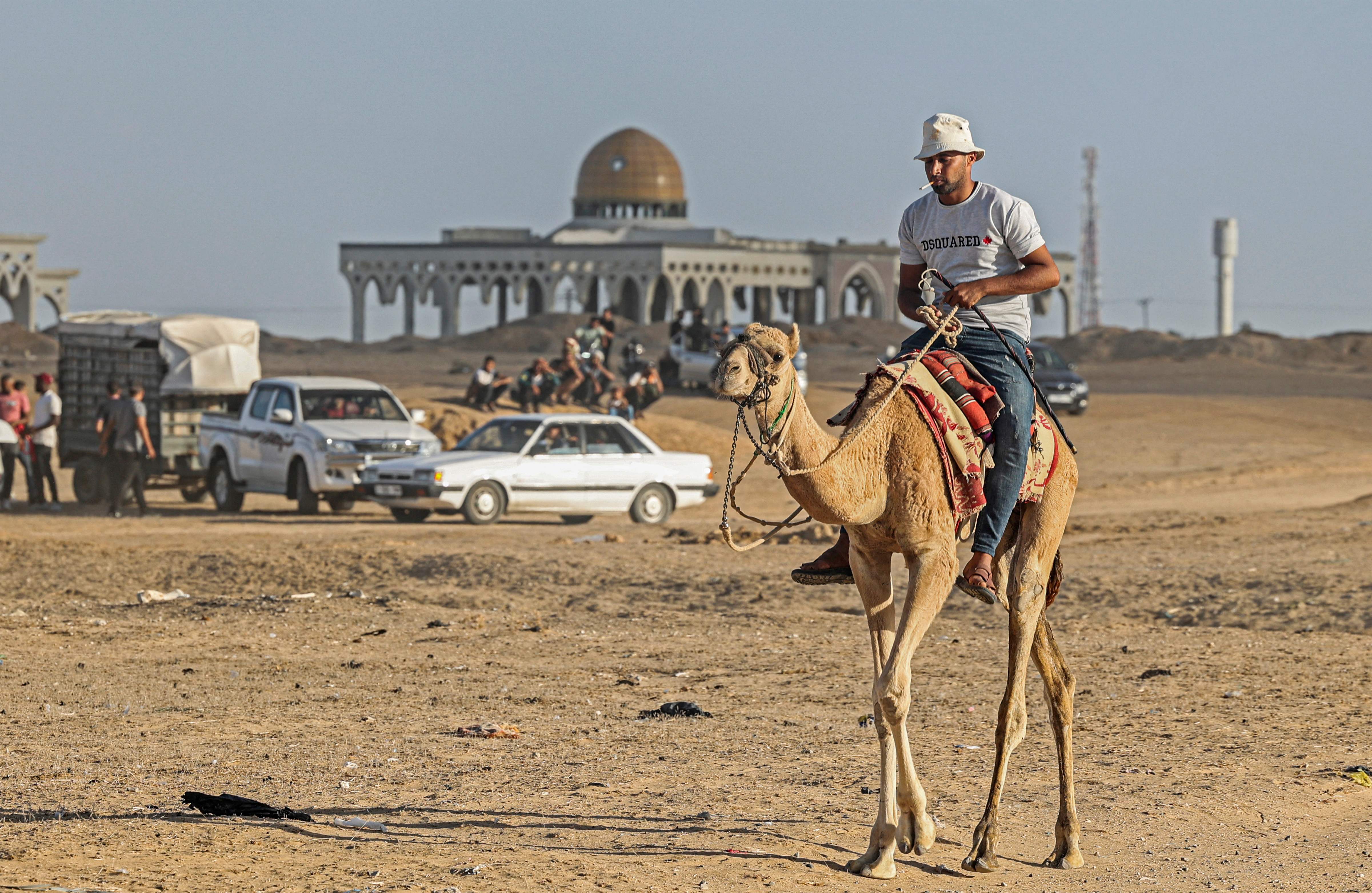 حياة سكان رفح بالقرب من مطار غزة الدولي المدمر .. تصوير: "الفرنسية"