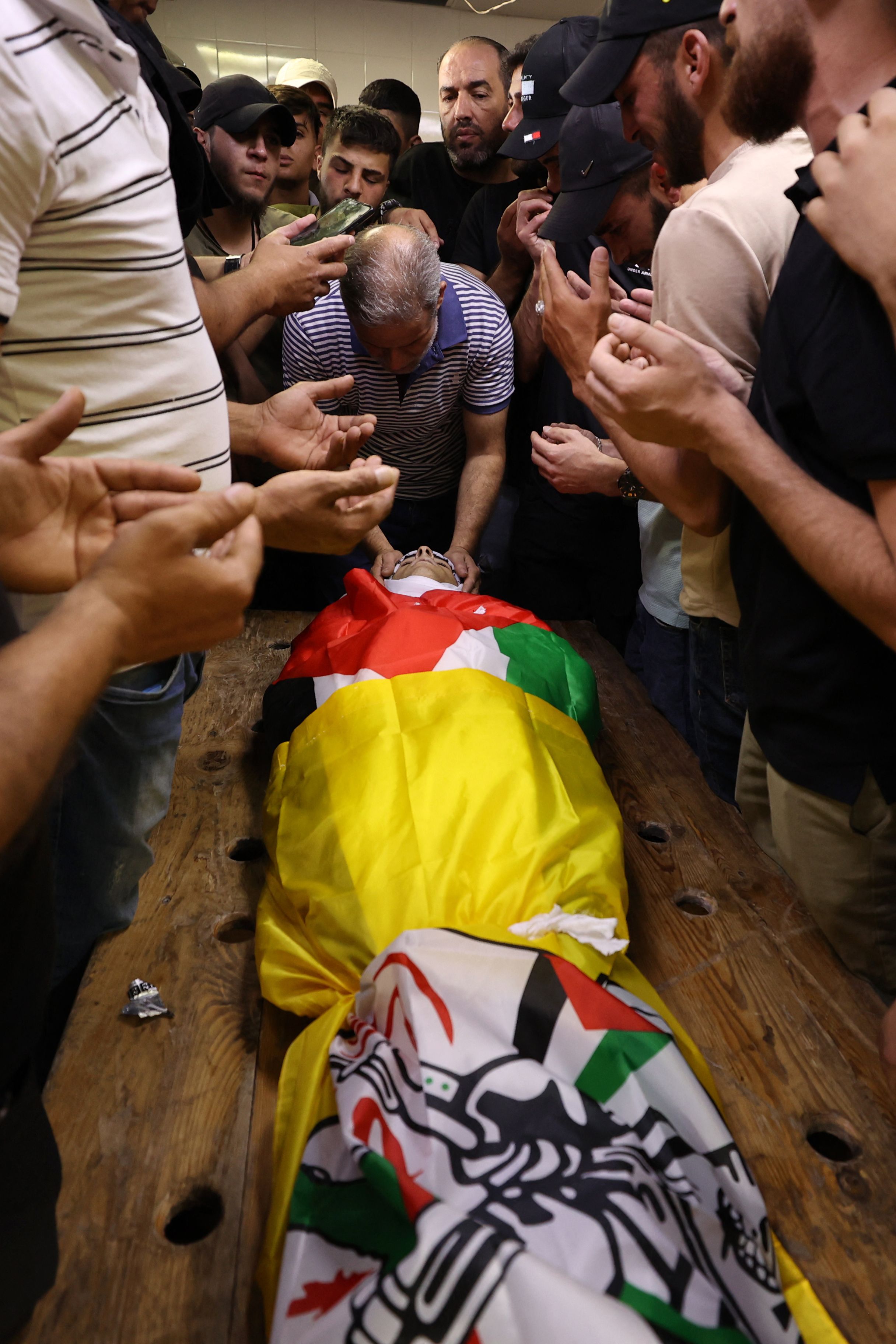 من تشييع الشهيد بدر المصري الذي استشهد فجر اليوم في نابلس .. تصوير: "الفرنسية"
