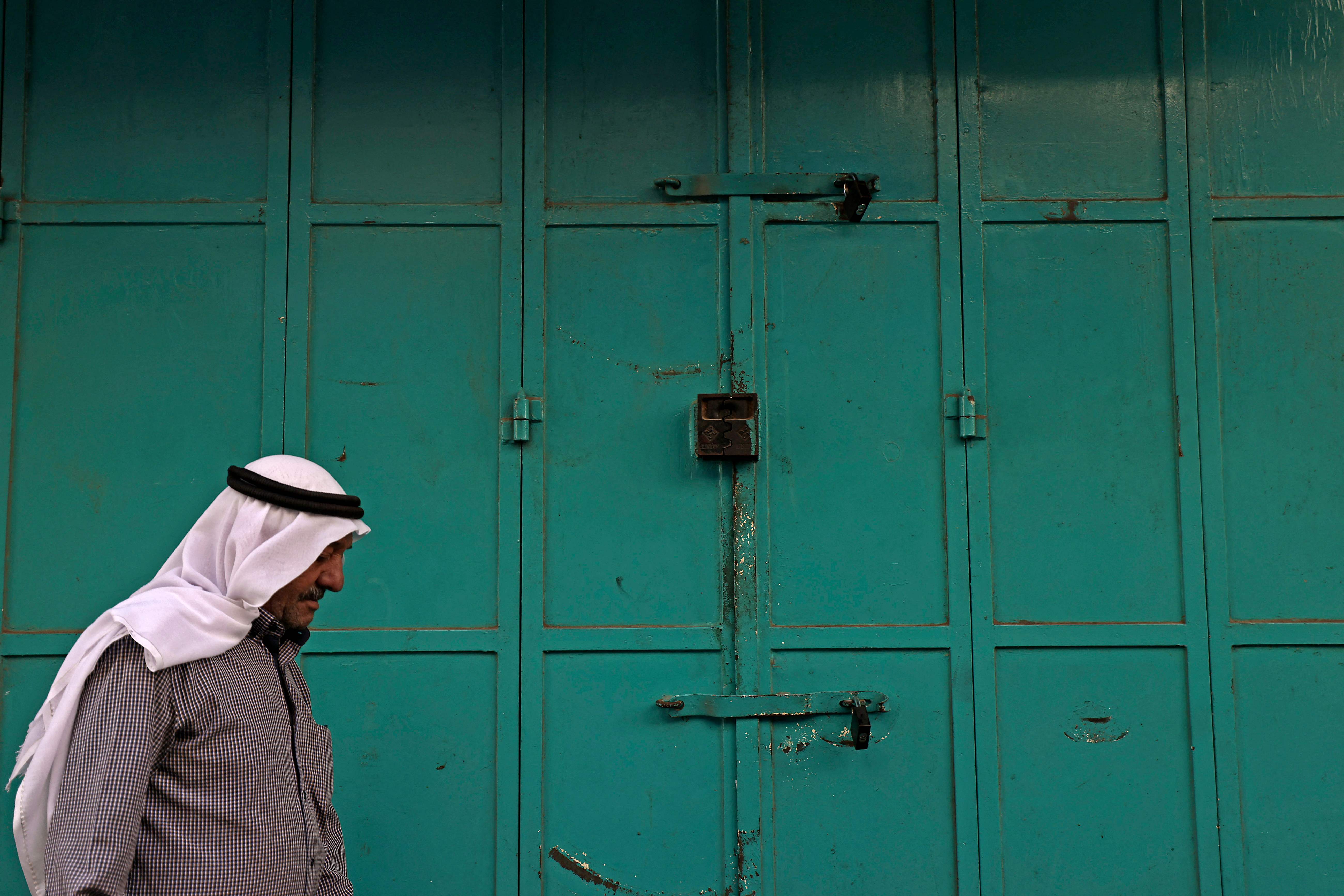 إضراب شامل في محافظات الوطن بعد استشهاد الشاب عدي التميمي .. تصوير: "الفرنسية"