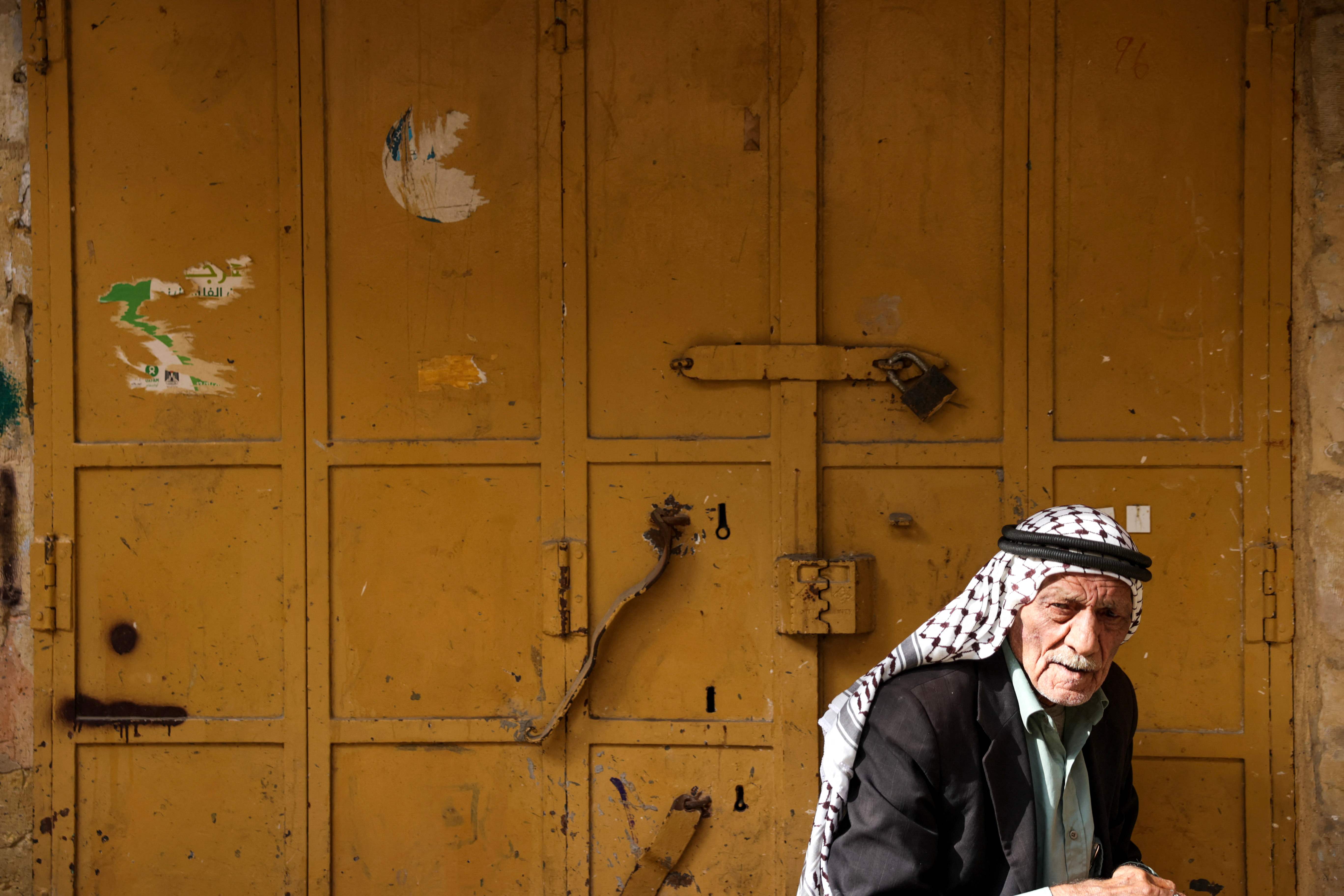 إضراب شامل يعم الأراضي الفلسطينية حدادًا على أراوح شهداء مجزرة نابلس .. تصوير: "الفرنسية"