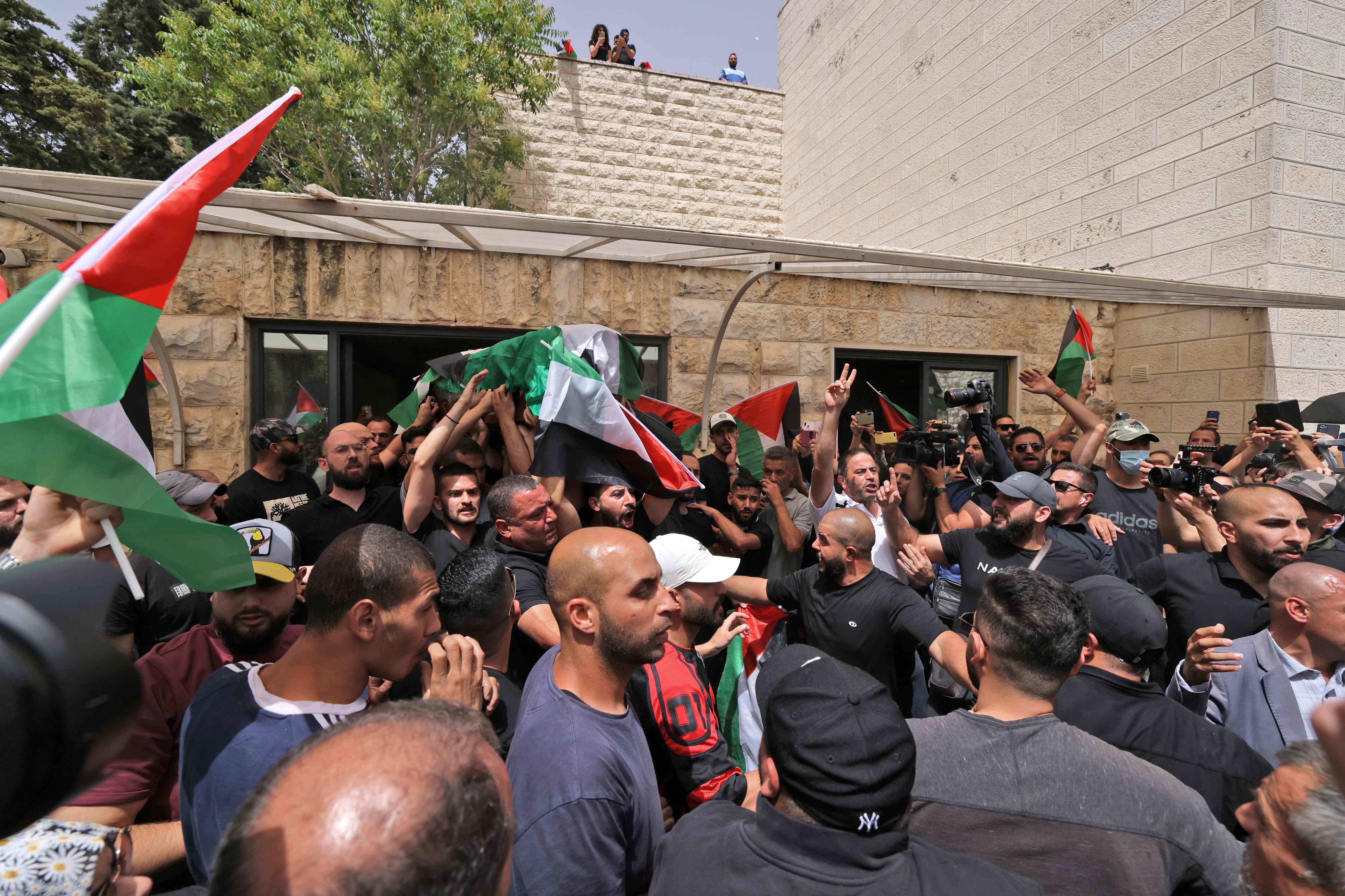 من تشييع جثمان الزميلة شيرين أبو عاقلة في القدس .. تصوير: "الفرنسية"