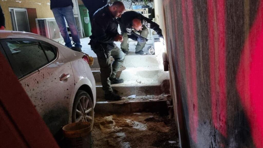 آثار صواريخ المقاومة في سديروت بعد إصابة فناء منزل .. نقلًا عن موقع واي نت العبري