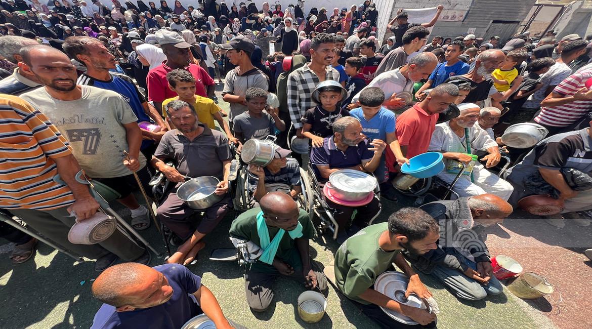 غزة: نازحون يتدافعون للحصول على طعام من تكية خيرية في مخيم النصيرات وسط قطاع غزة