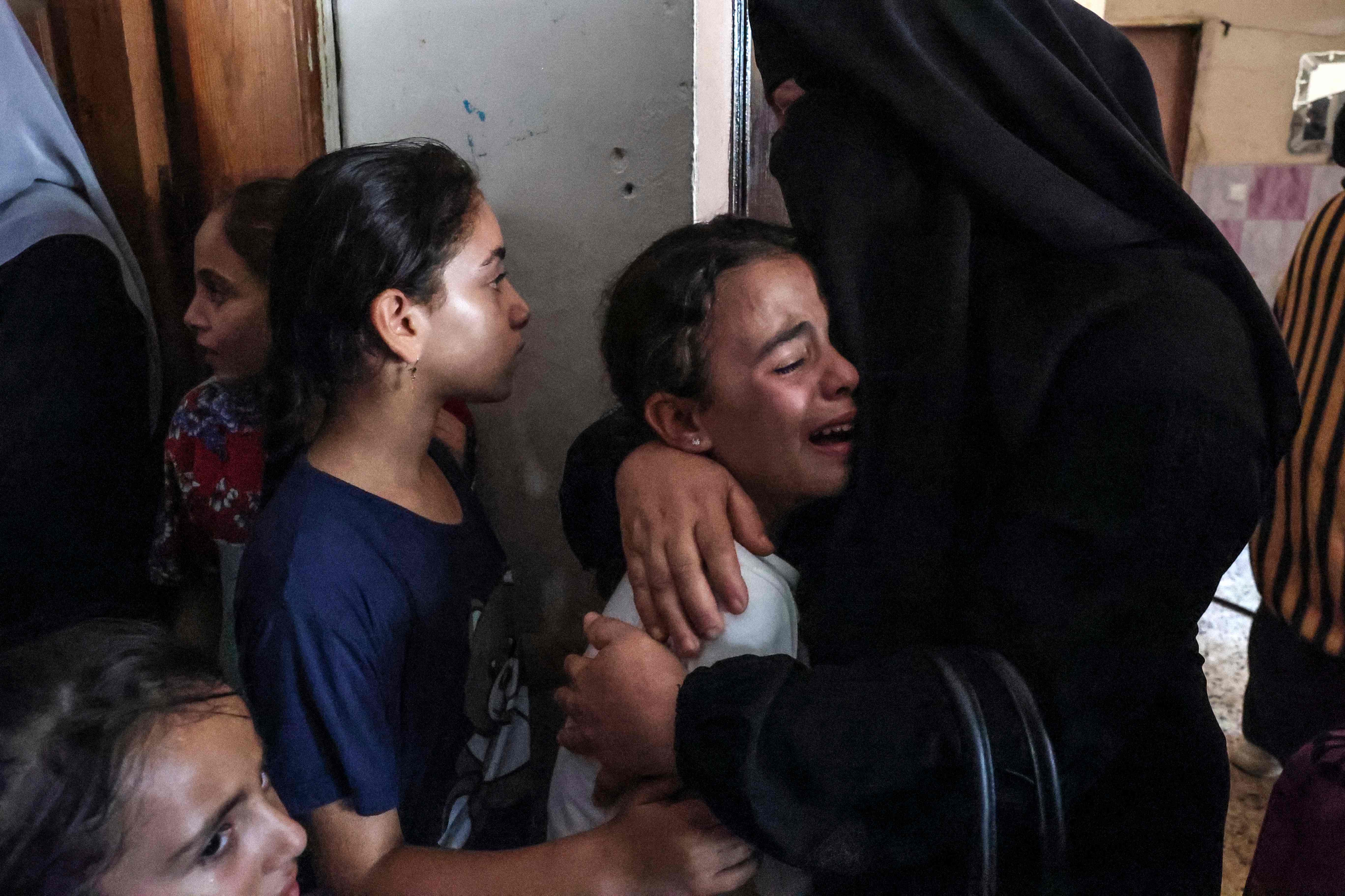 حزن يخيم على عائلة الشهيدة ليان الشاعر في خانيونس خلال تشييعها .. تصوير: "الفرنسية"