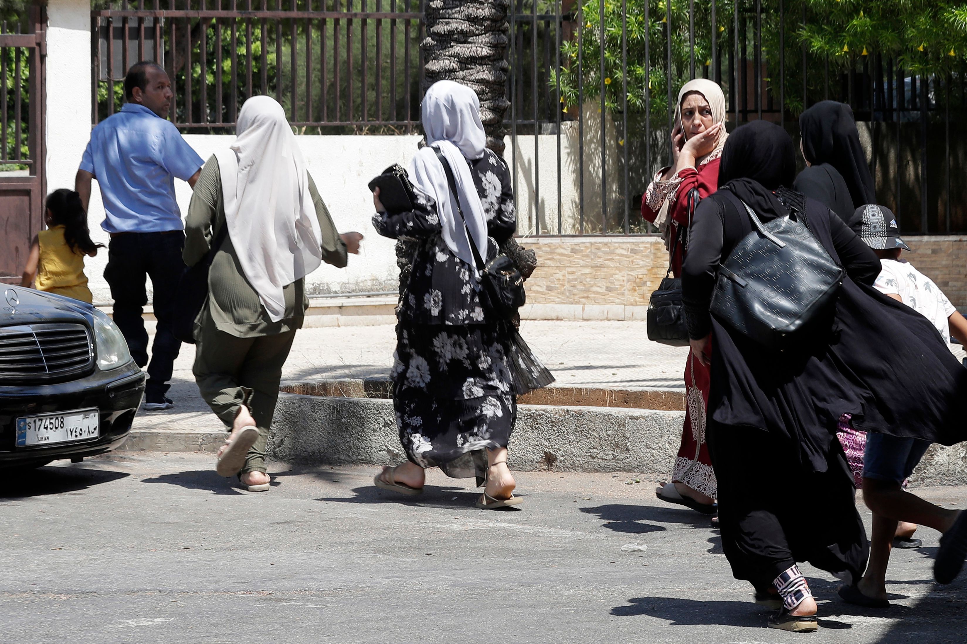 من الاشتباكات في مخيم عين الحلوة بلبنان .. تصوير: "الفرنسية"