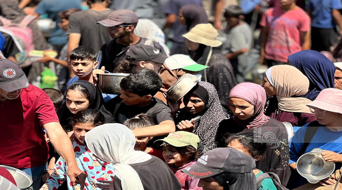 غزة: نازحون يتدافعون للحصول على طعام من تكية خيرية في مخيم النصيرات وسط قطاع غزة