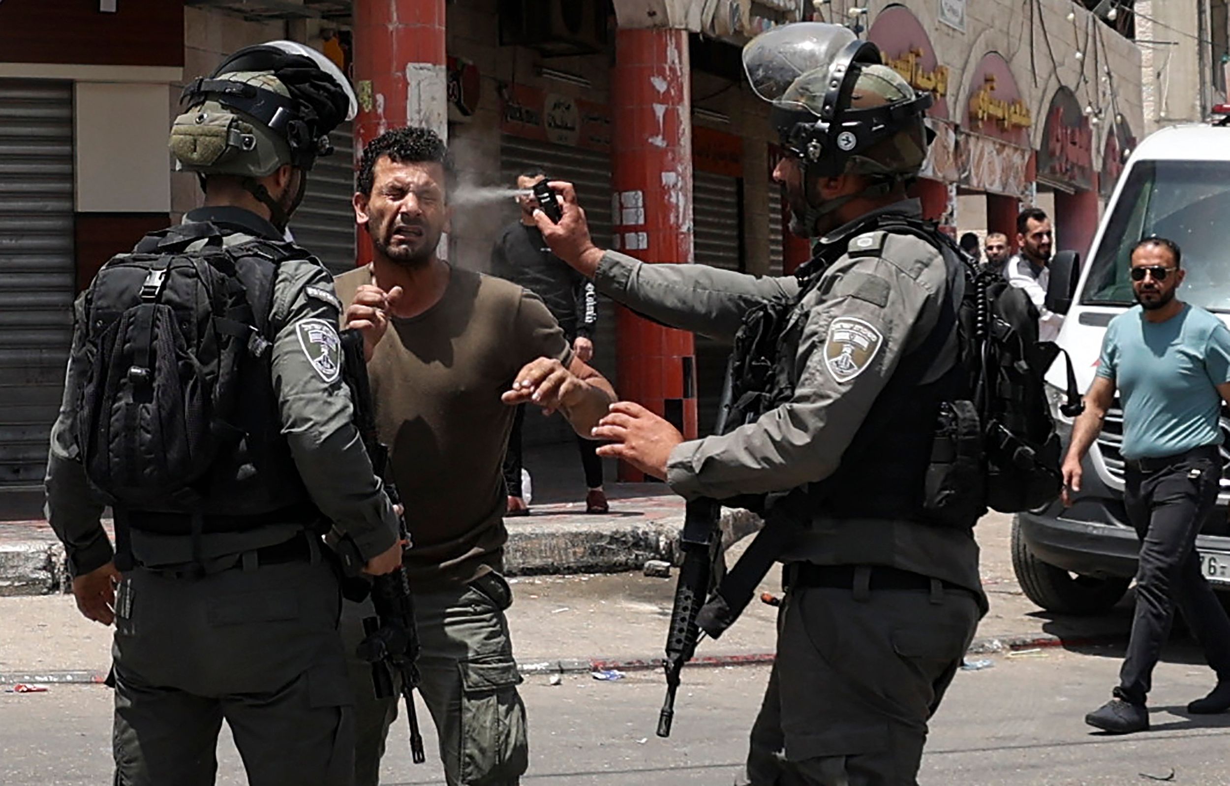  الاحتلال يهاجم المواطنين في حوارة لرفعهم العلم الفلسطيني .. تصوير: "الفرنسية" 