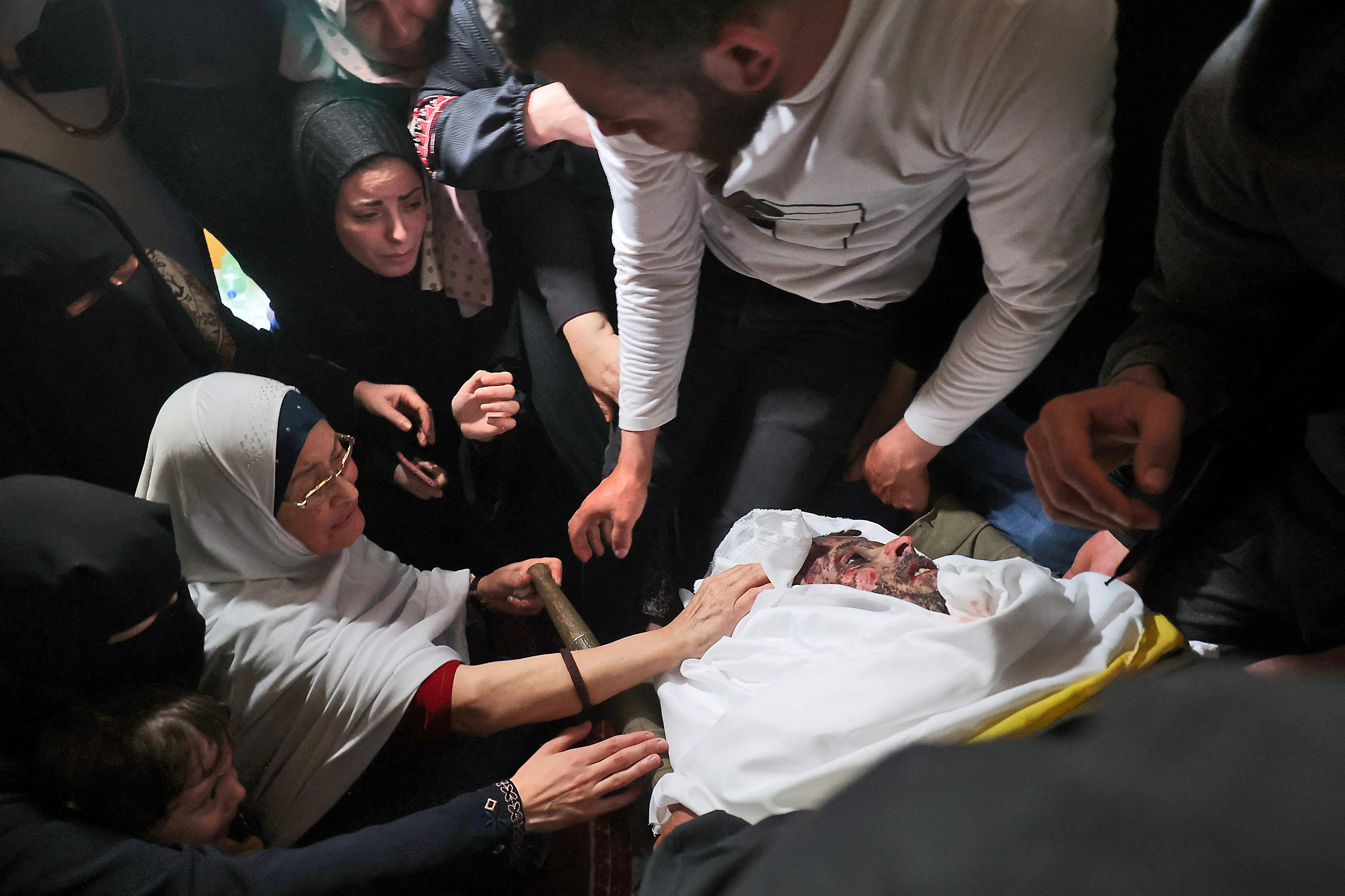 حزن يخيم على الفلسطينيين بغزة.. من تشييع شهداء خانيونس الذين تم اغتيالهم فجرًا .. تصوير: "الفرنسية"