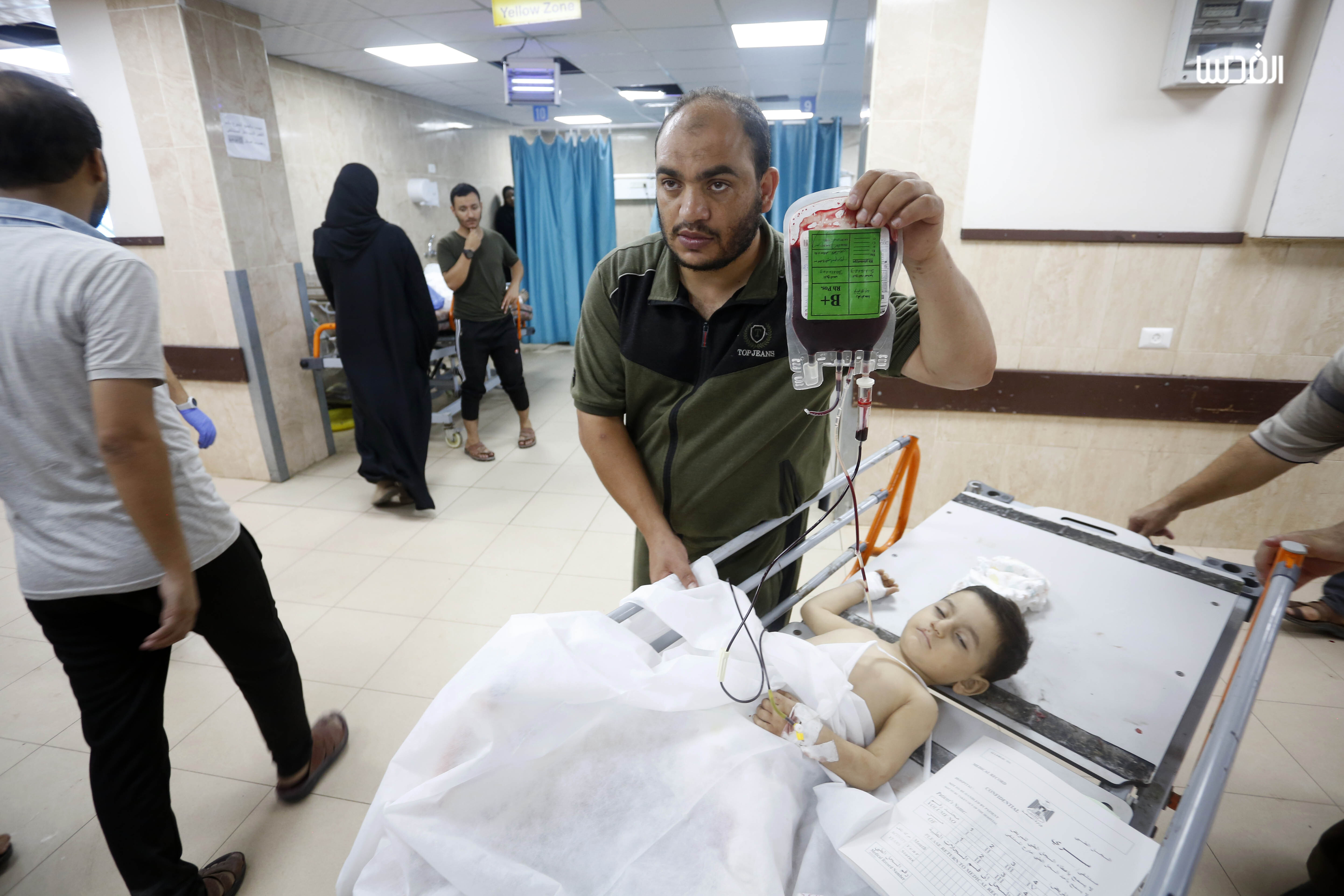 وصول مصابين إلى مستشفى الأقصى بعد قصف طيران الاحتلال على دير البلح