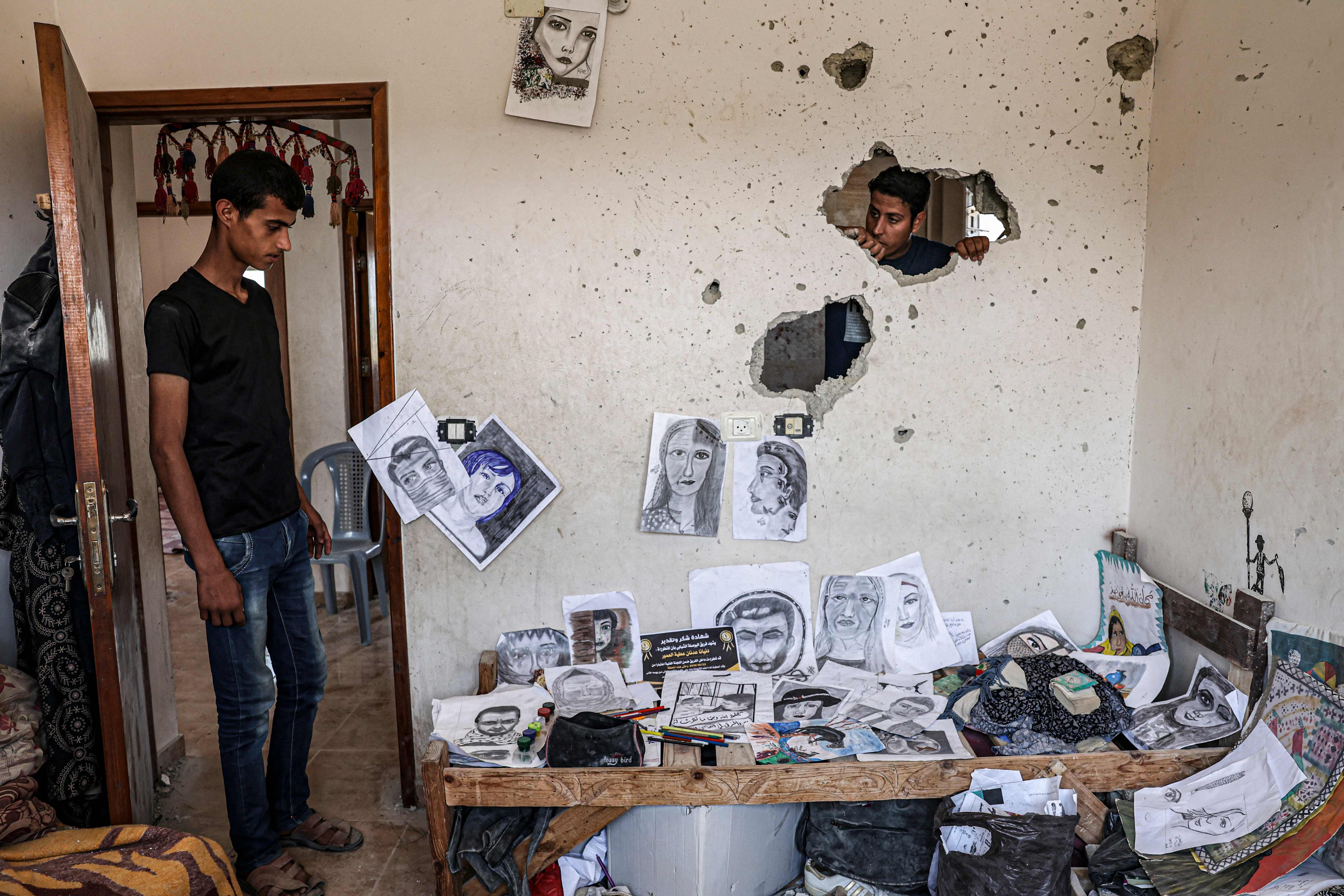 ما تبقى من رسومات  الشابة دنيانا العمور التي استشهدت في العدوان الأخير على غزة.. تصوير: "الفرنسية"