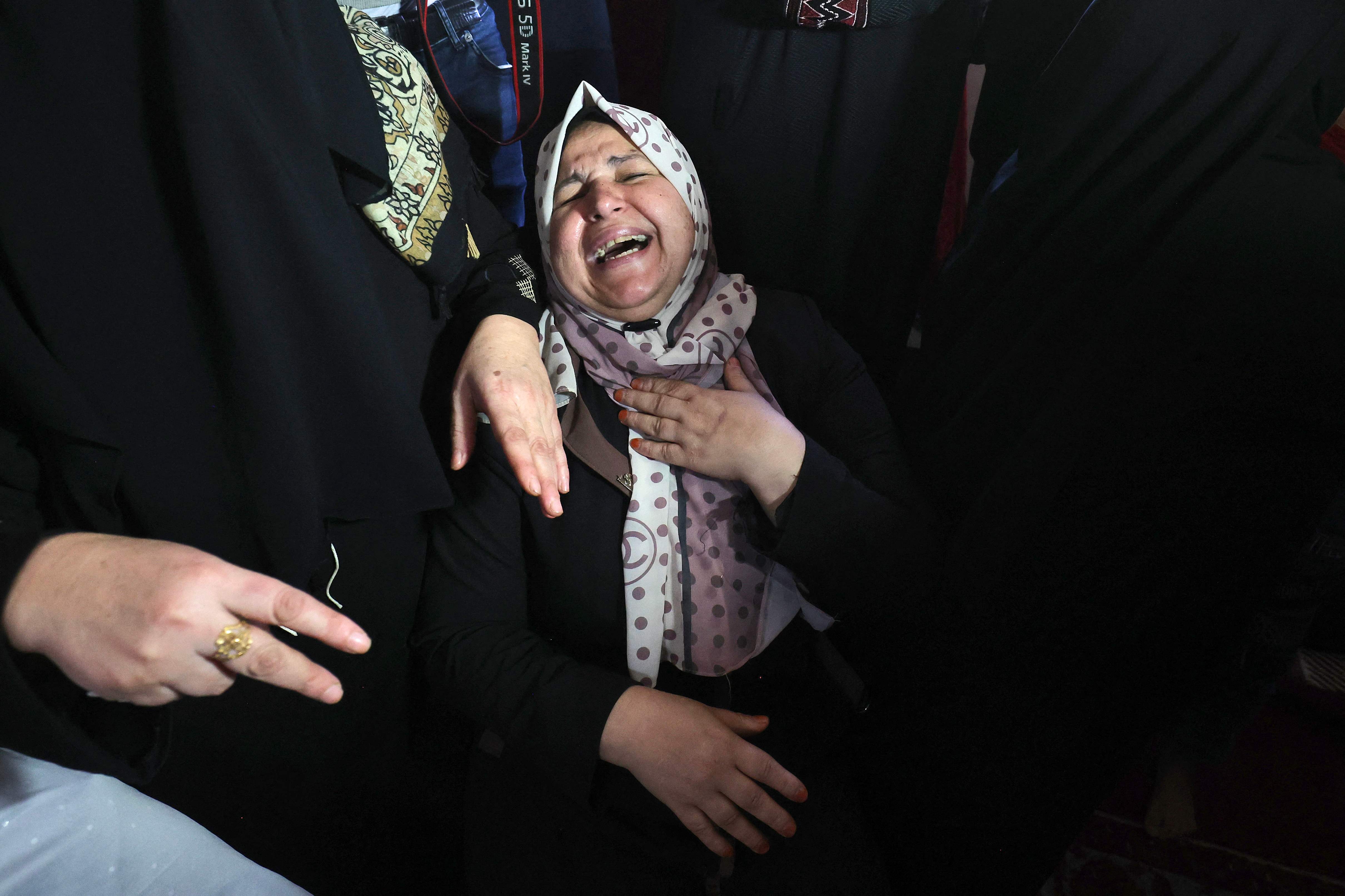 حزن يخيم على الفلسطينيين بغزة.. من تشييع شهداء خانيونس الذين تم اغتيالهم فجرًا .. تصوير: "الفرنسية"