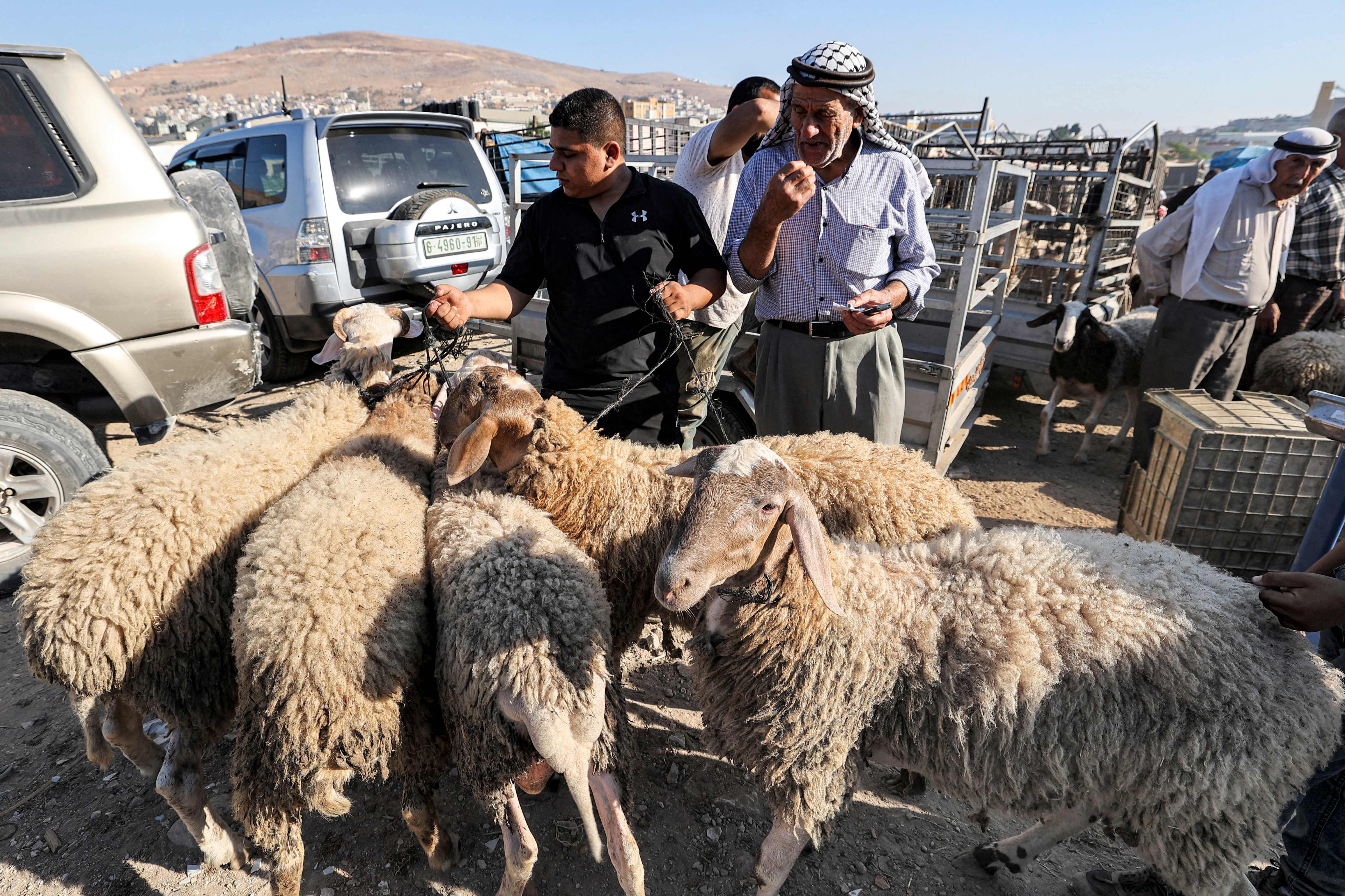 إقبال ضعيف على أسواق "الحلال" في نابلس .. تصوير: "الفرنسية"