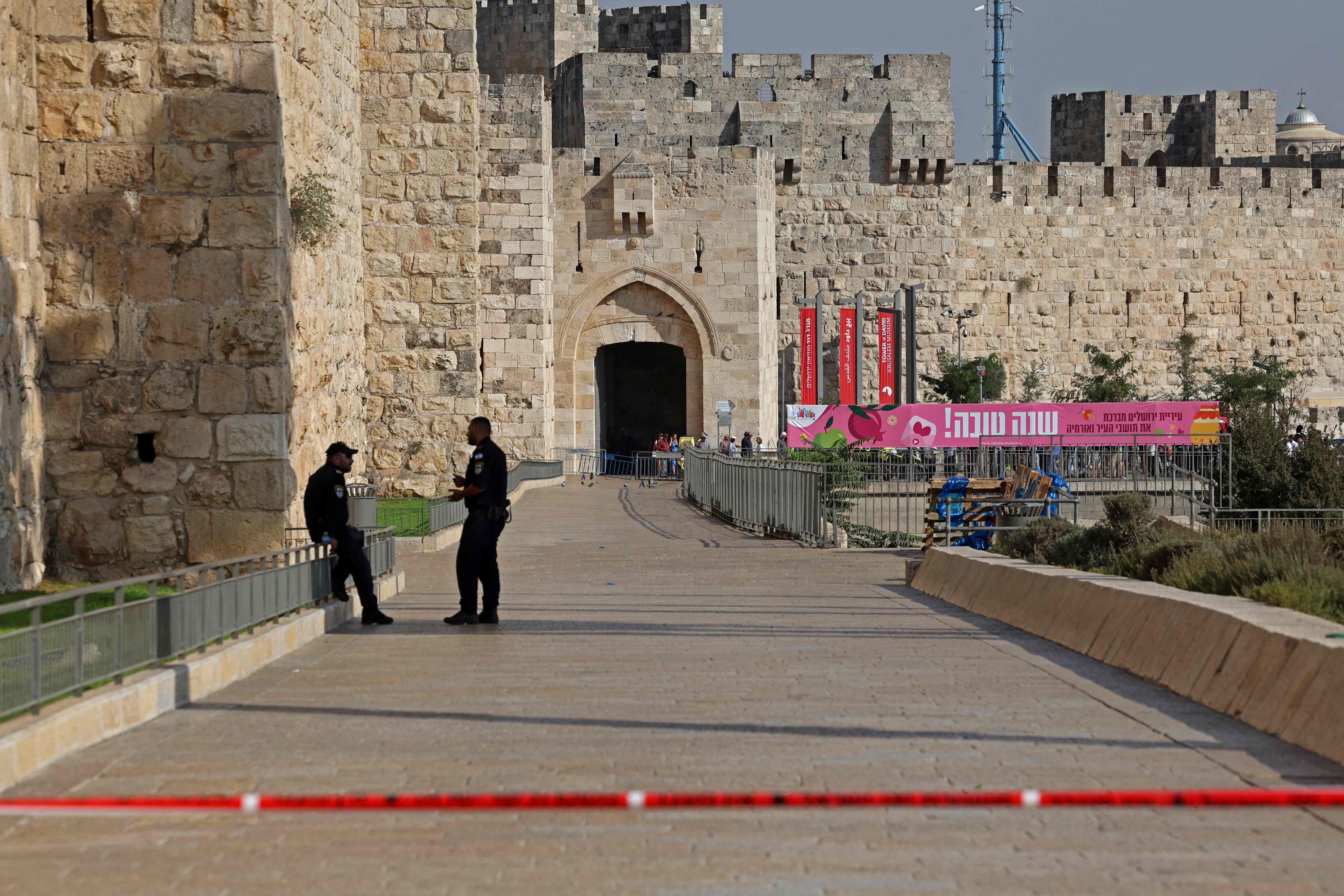 من مكان عملية طعن مستوطنين بالقدس المحتلة .. تصوير: "الفرنسية"
