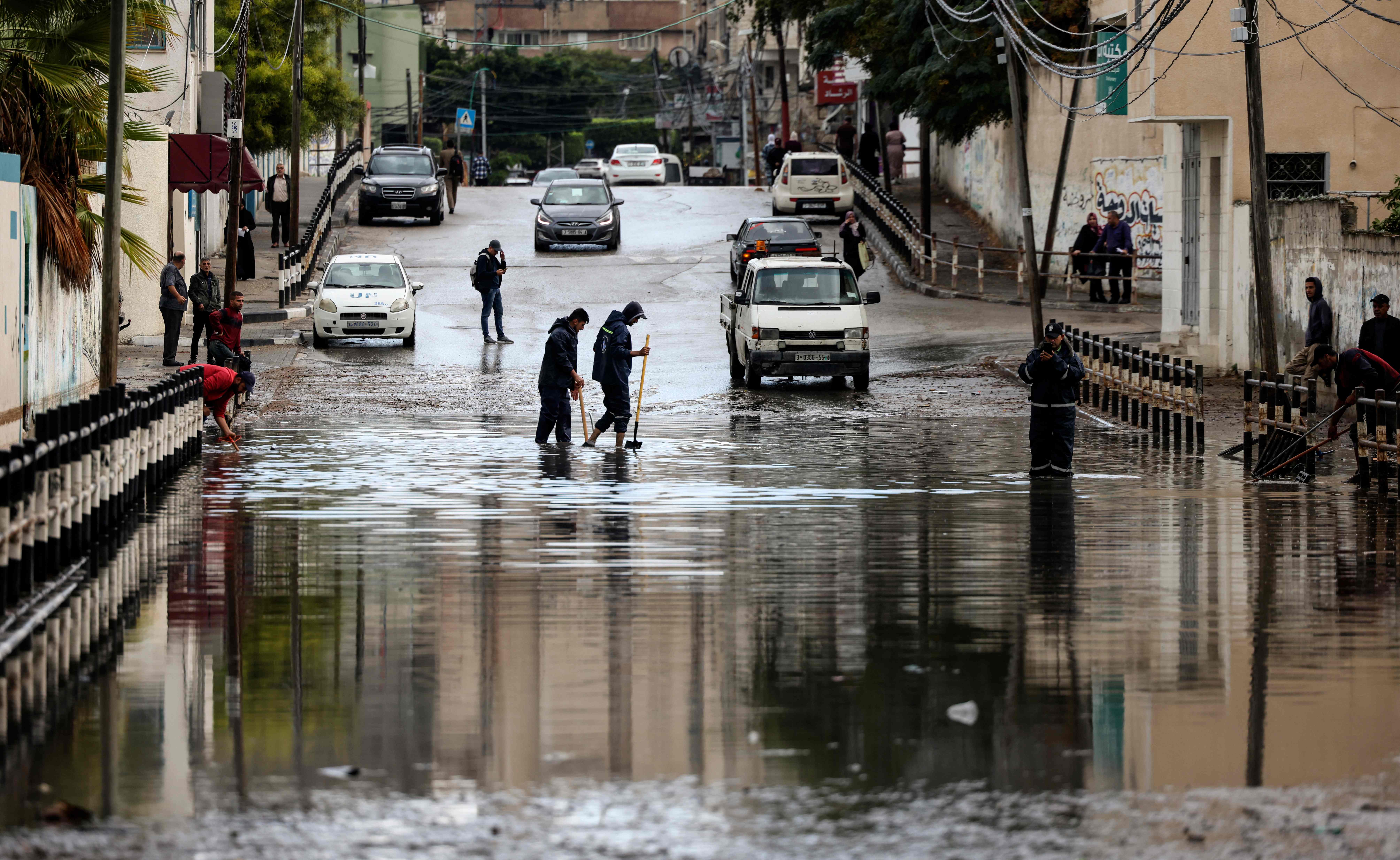 آثار المنخفض الجوي الأول على غزة هذا الشتاء .. تصوير: "الفرنسية"
