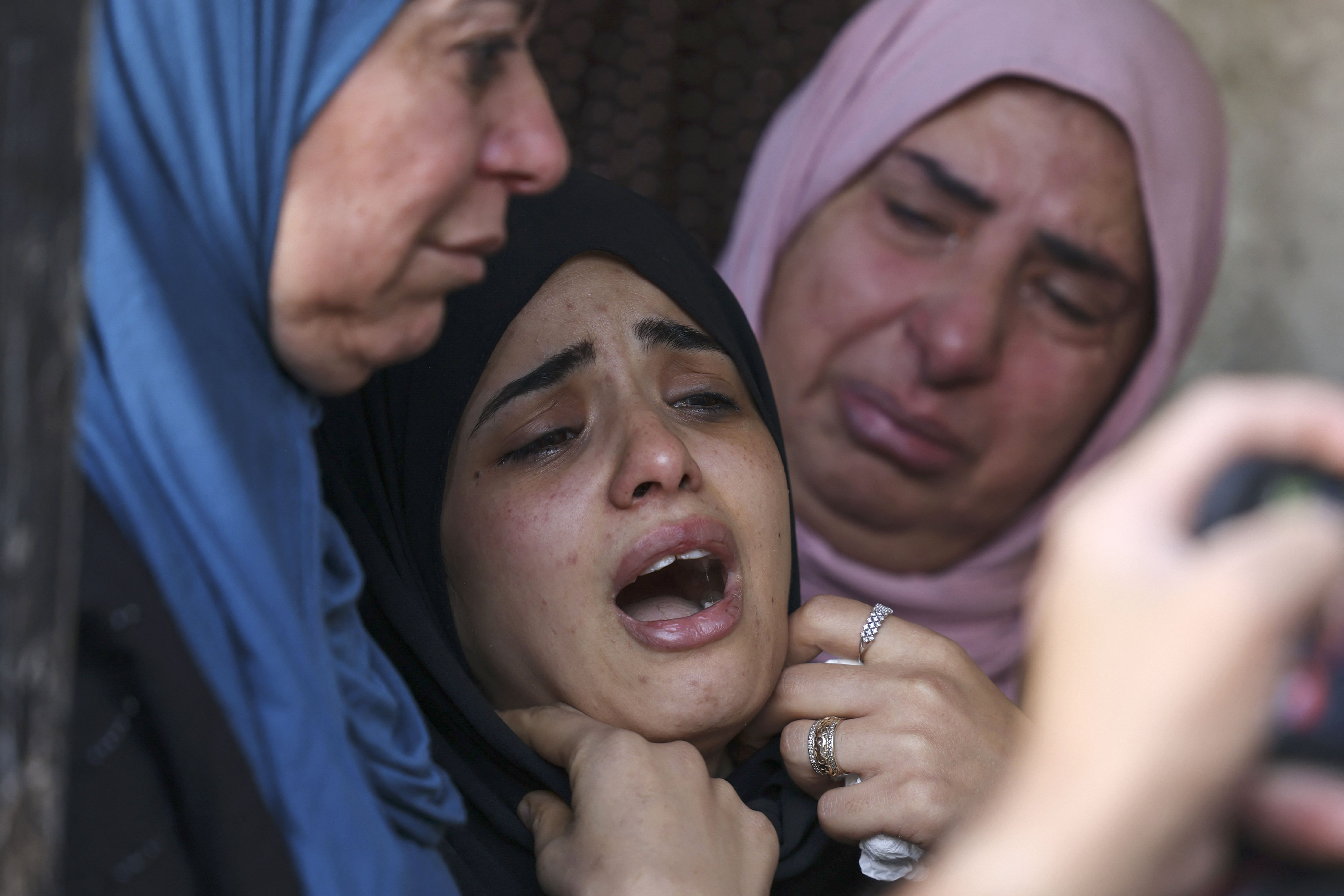 الحزن يخيم على عوائل شهداء الجلزون .. تصوير: "الفرنسية*