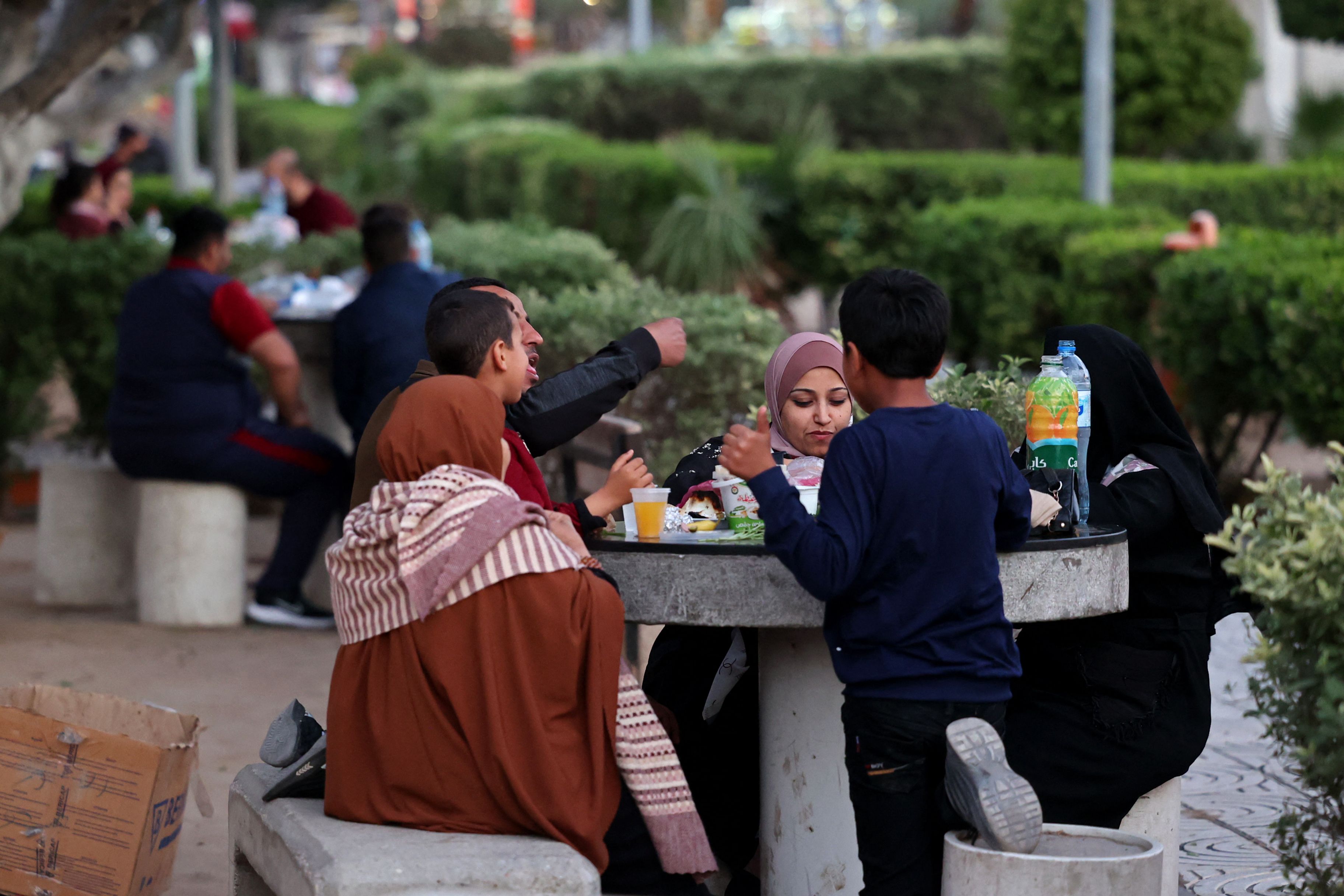 عائلات في غزة تتناول إفطار رمضان في ساحة الجندي المجهول .. تصوير: "الفرنسية"