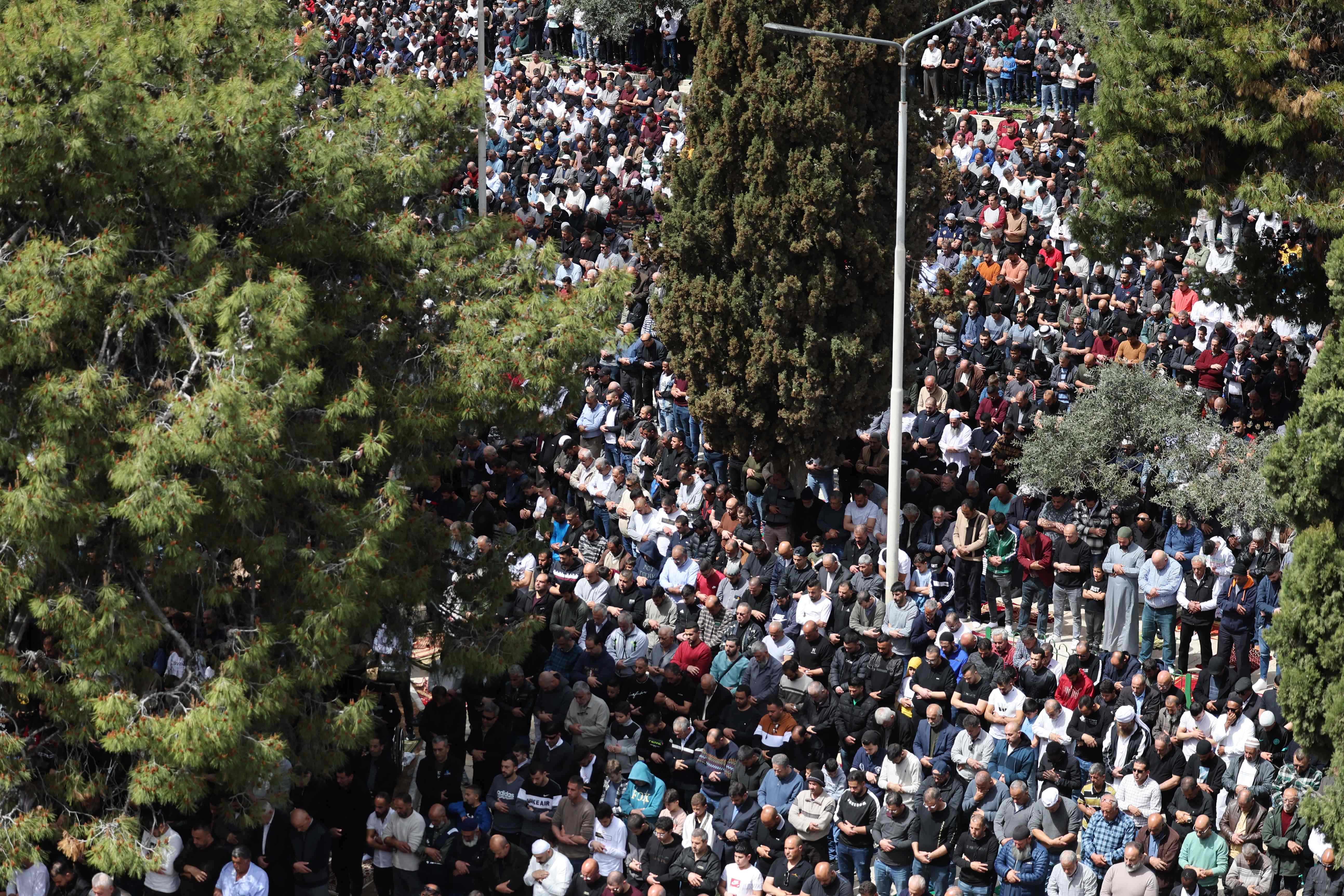 100 ألف فلسطيني أدوا صلاة الجمعة الأولى من شهر رمضان في المسجد الأقصى .. تصوير: "الفرنسية"