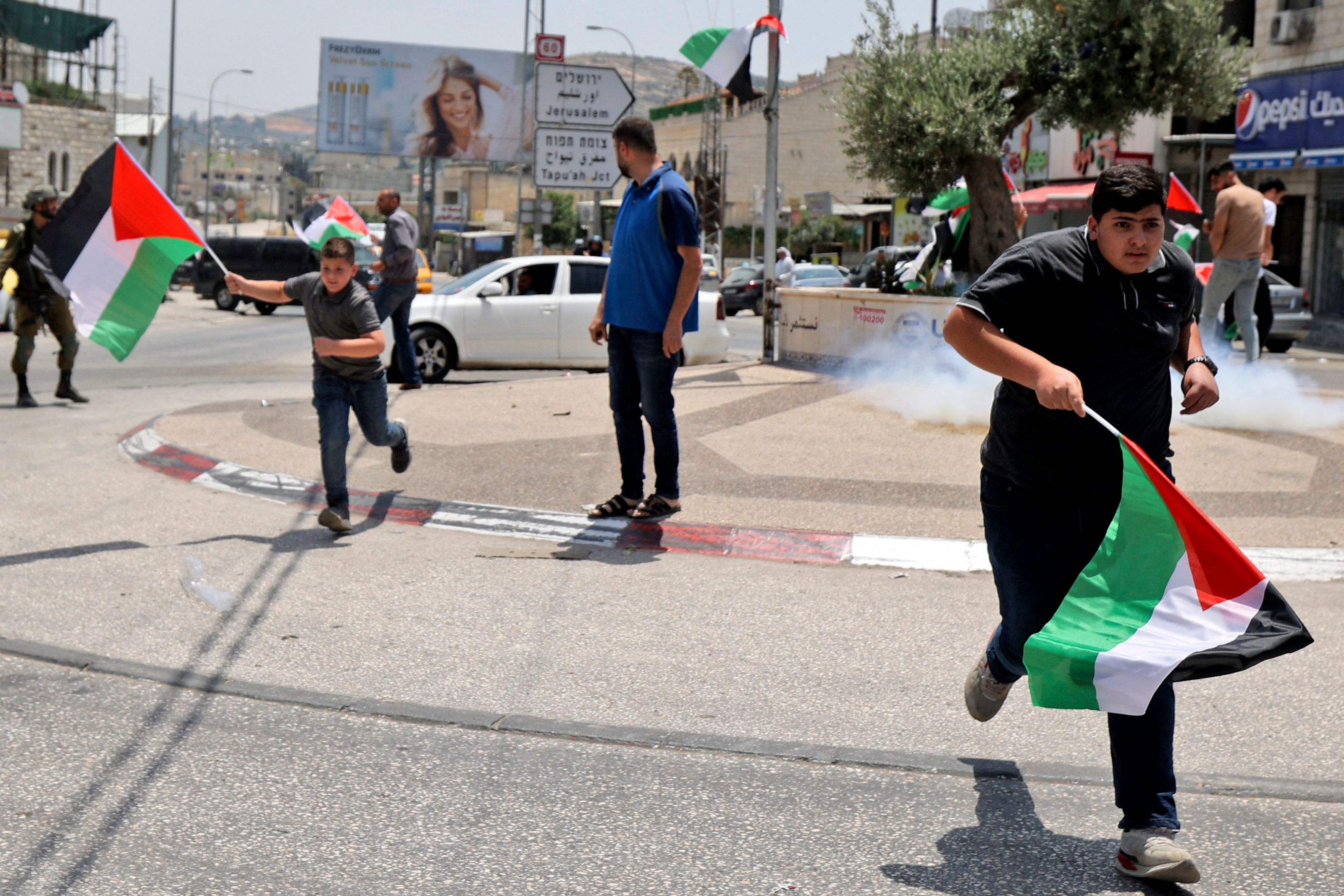  الاحتلال يهاجم المواطنين في حوارة لرفعهم العلم الفلسطيني .. تصوير: "الفرنسية" 