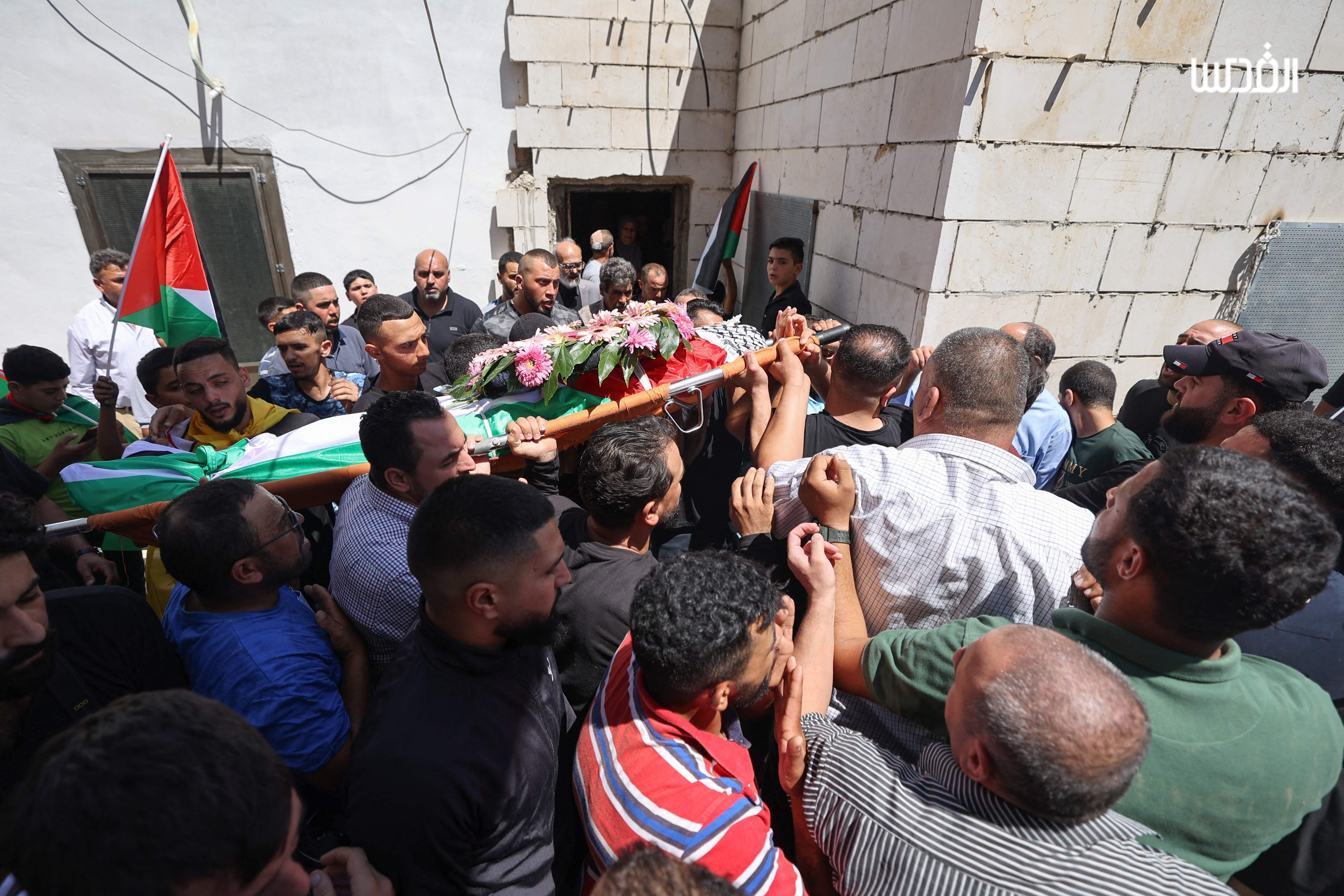 وداع مؤثر للشهيد قصي معطان في بلدة برقة شرق رام الله  .. تصوير: "الفرنسية"