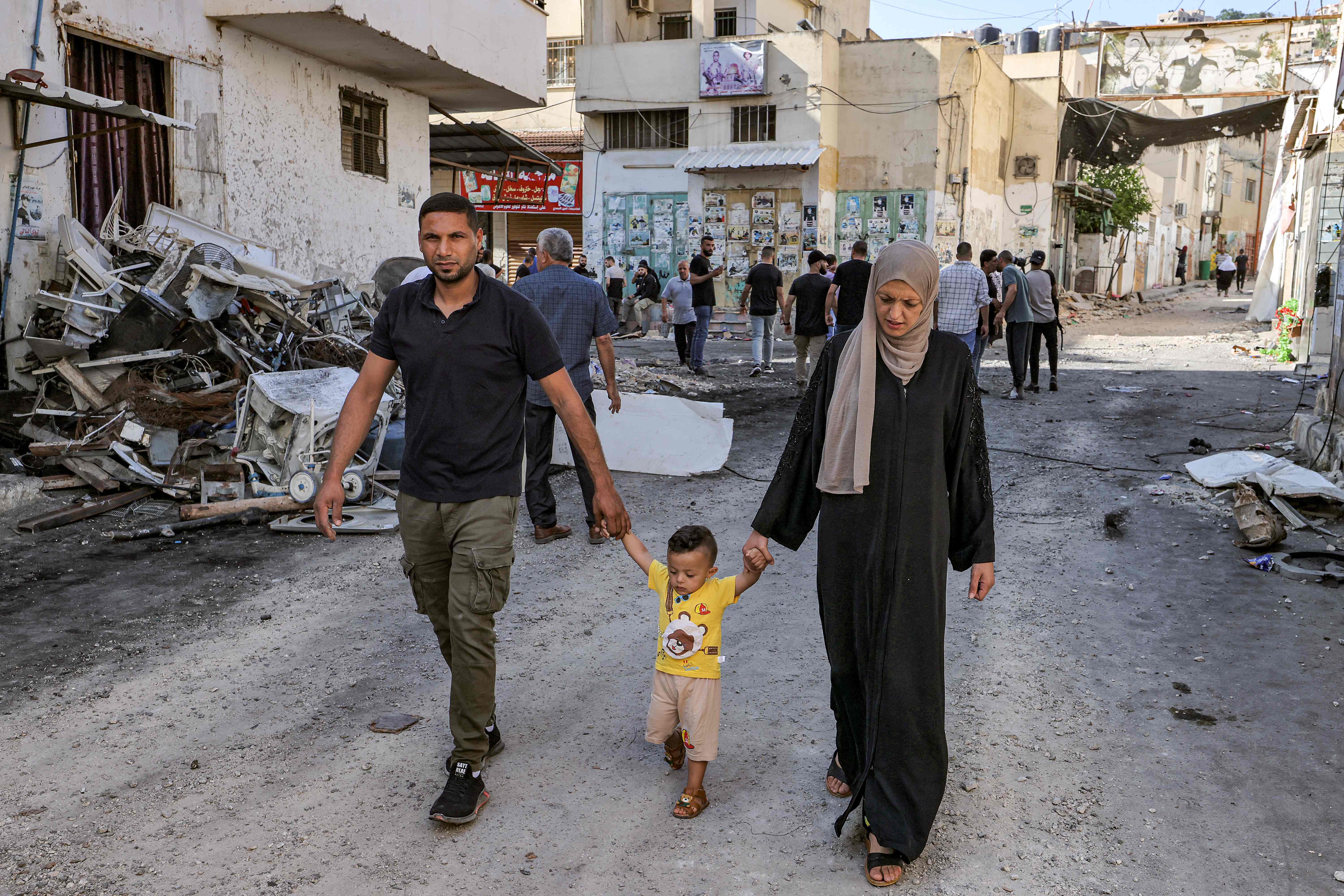 جنين تلملم جراحها .. آثار العدوان الإسرائيلي على المدينة ومخيمها .. تصوير: "الفرنسية"