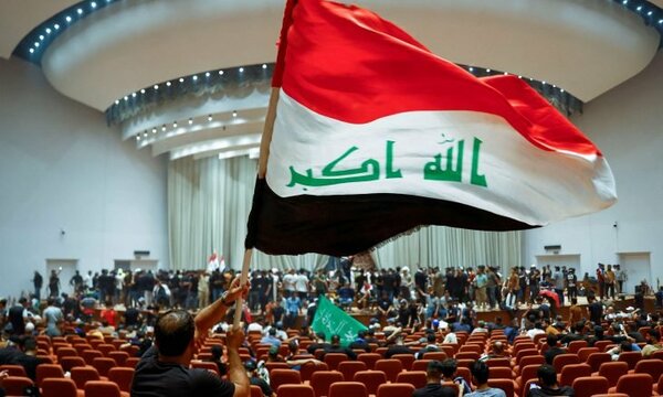 أناشيد دينية وطعام في اليوم الأول من اعتصام مناصري الصدر في البرلمان العراقي